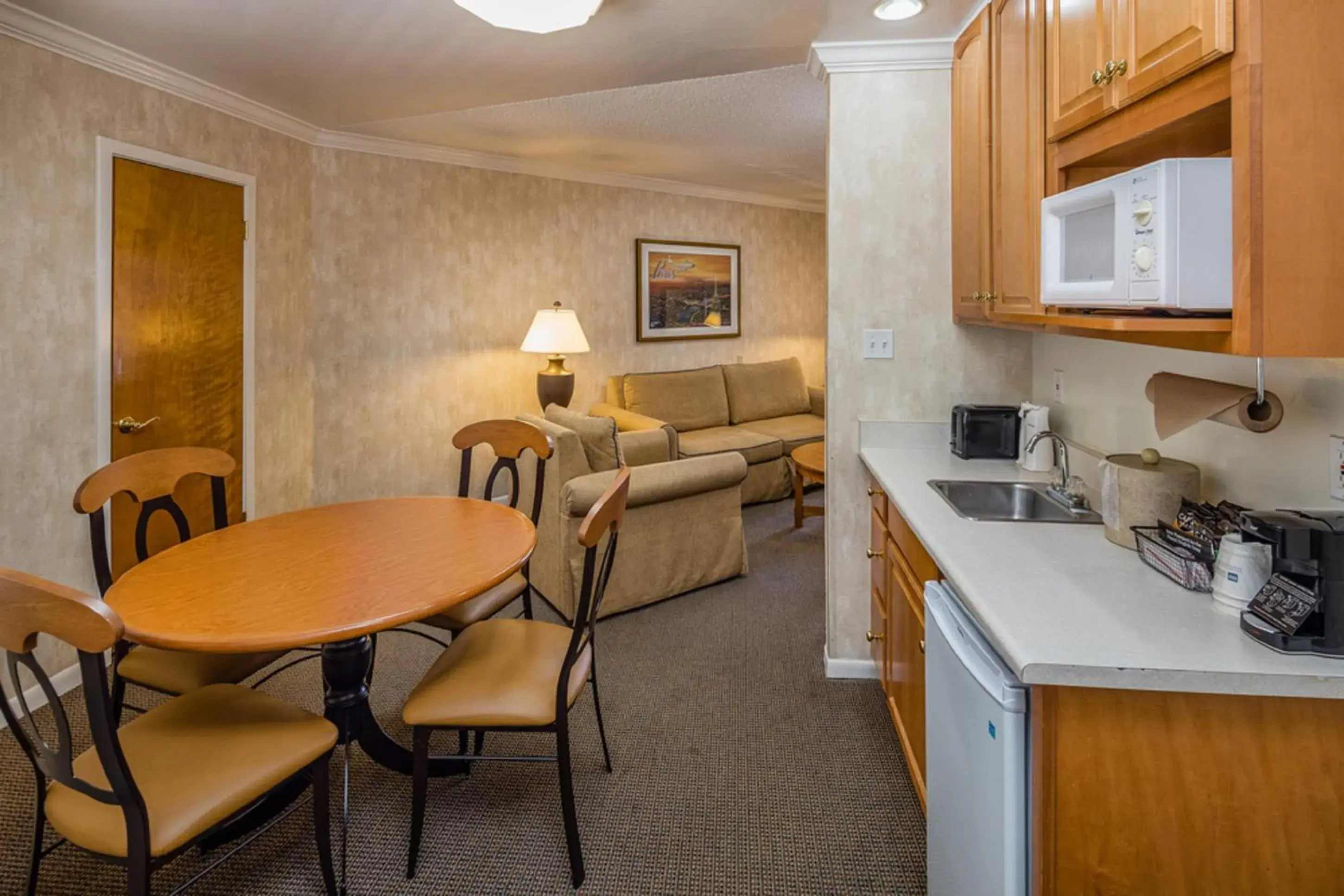 Kitchen or kitchenette, Dining Area in SFO El Rancho Inn, SureStay Collection by Best Western