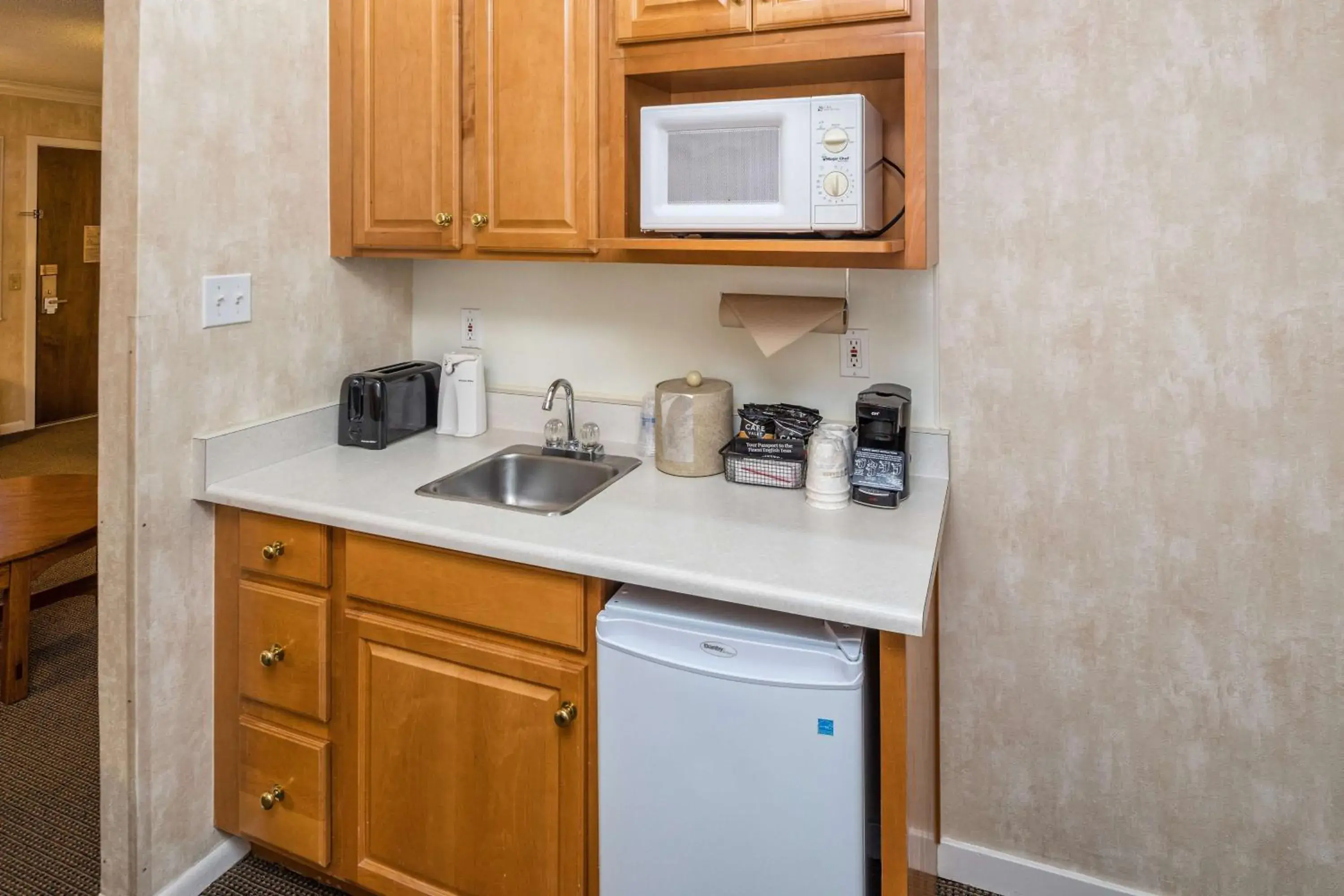 Photo of the whole room, Kitchen/Kitchenette in SFO El Rancho Inn, SureStay Collection by Best Western