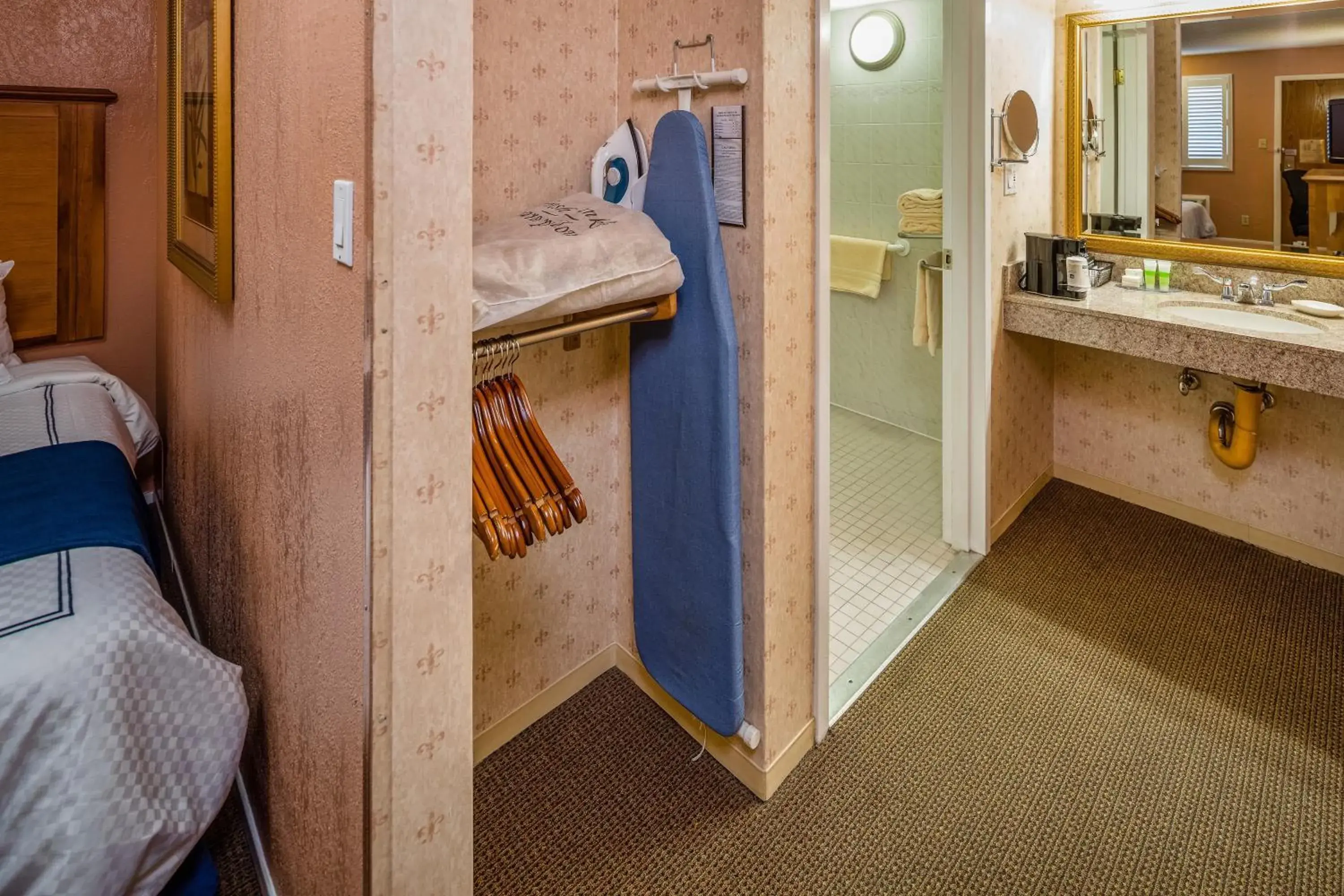 Queen Room with Roll In Shower - Mobility Accessible/Non-Smoking in SFO El Rancho Inn, SureStay Collection by Best Western