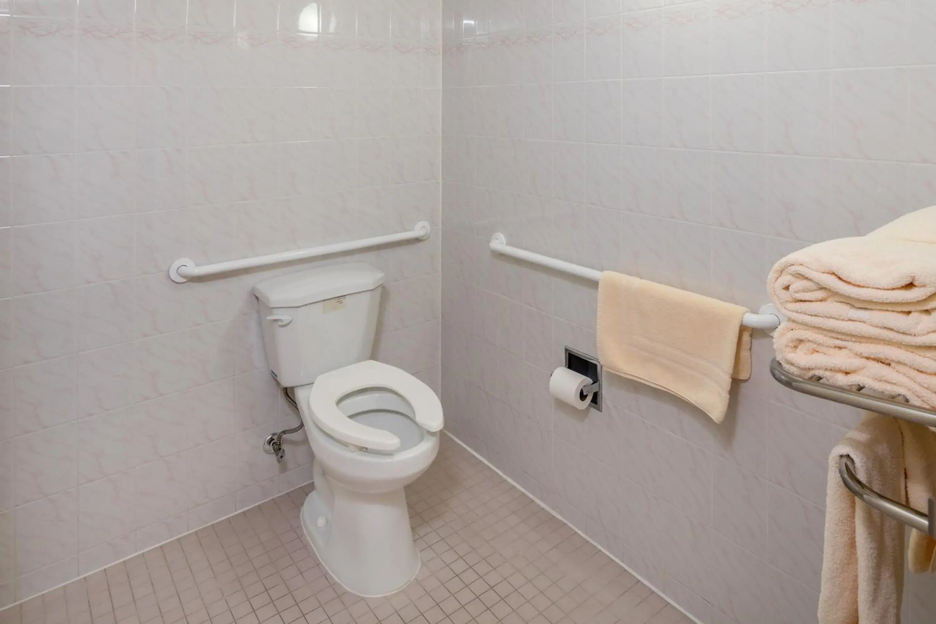 Queen Room with Roll In Shower - Mobility Accessible/Non-Smoking in SFO El Rancho Inn, SureStay Collection by Best Western