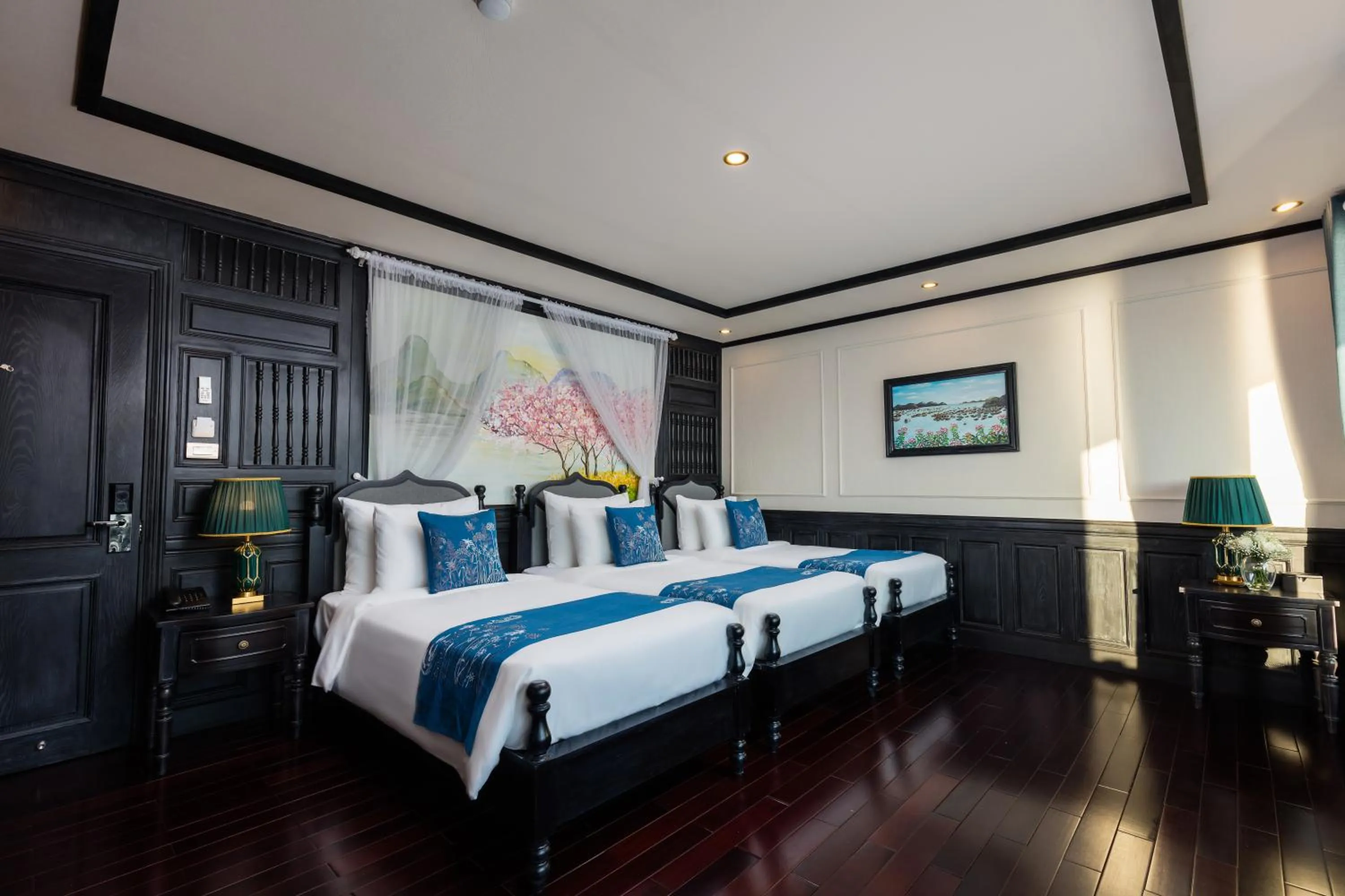 Photo of the whole room, Bed in La Regina Grand Cruise