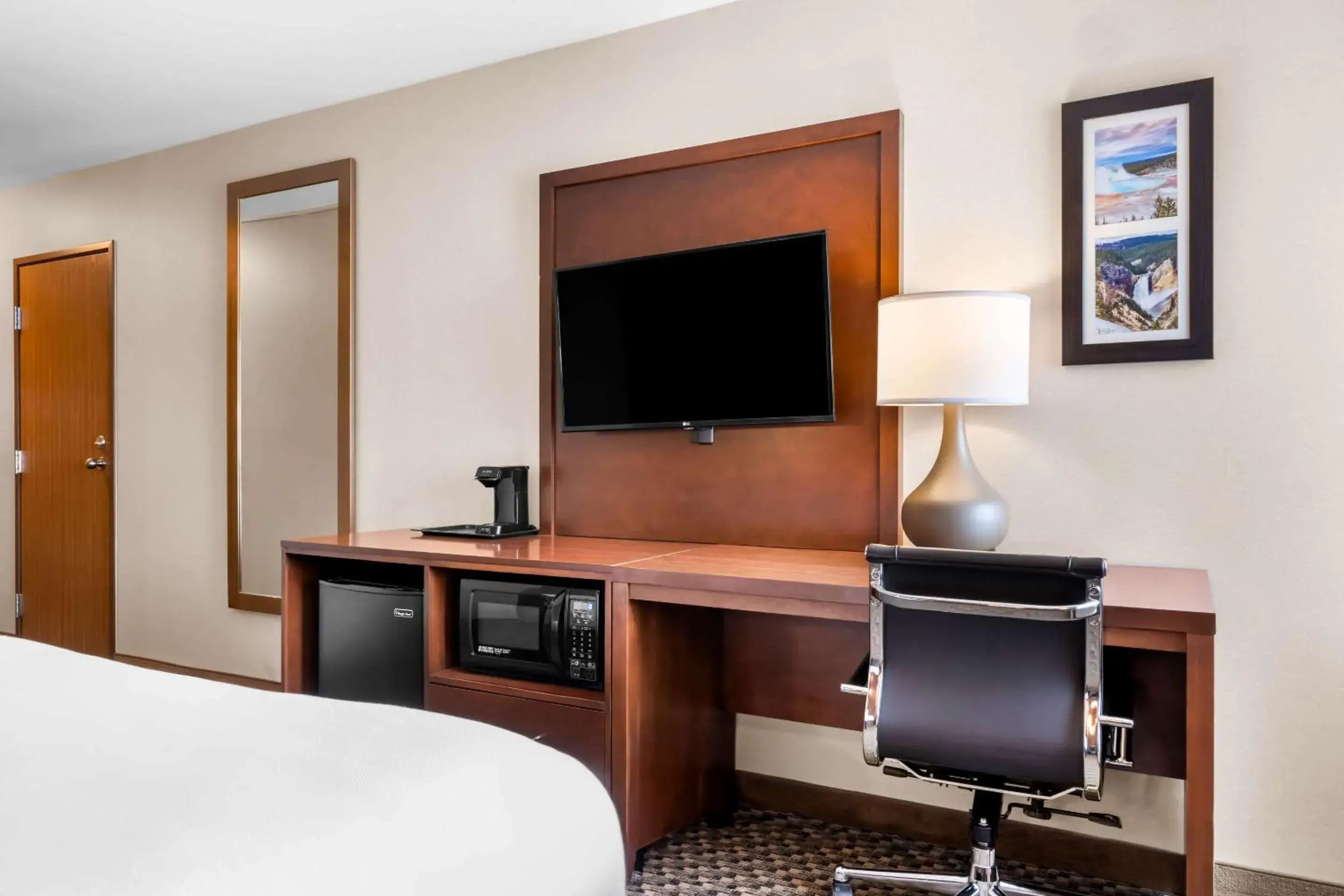 Bedroom, Bed in Comfort Inn at Buffalo Bill Village Resort Bedroom, Bed in Comfort Inn at Buffalo Bill Village Resort