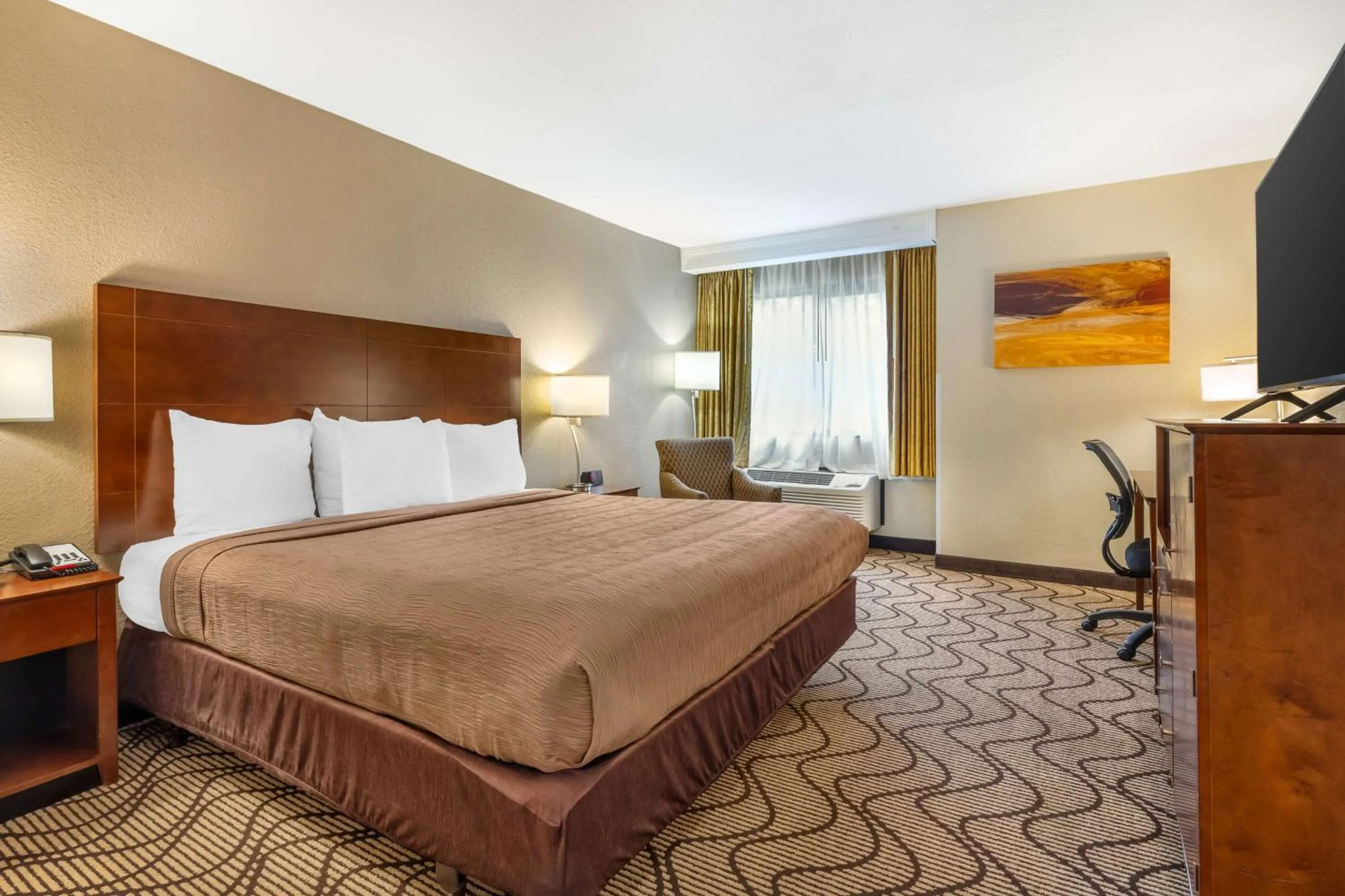 Bedroom, Bed in Best Western John Muir Inn