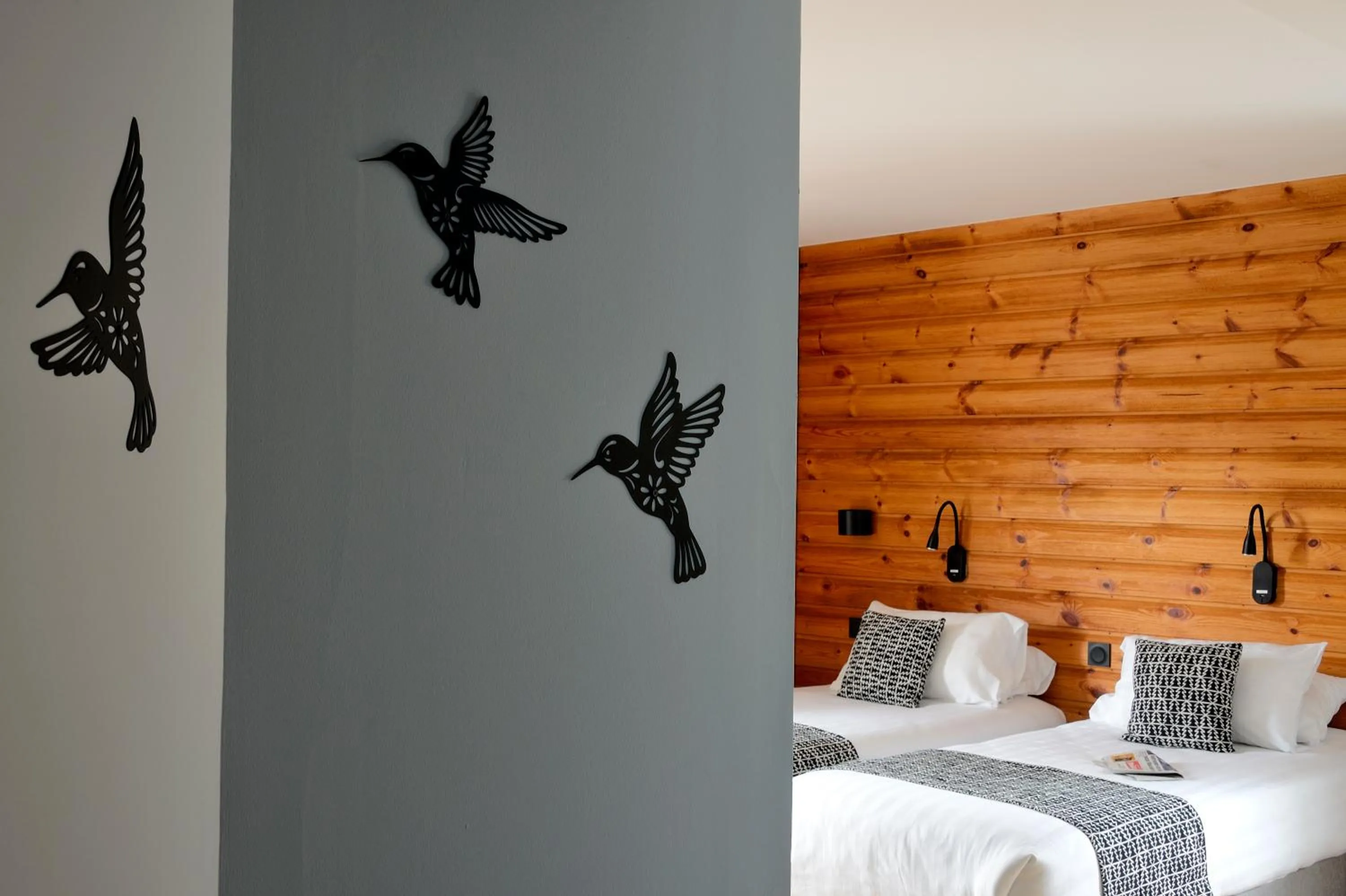 Property building, Bed in Logis Hôtel & Spa Les Autanes