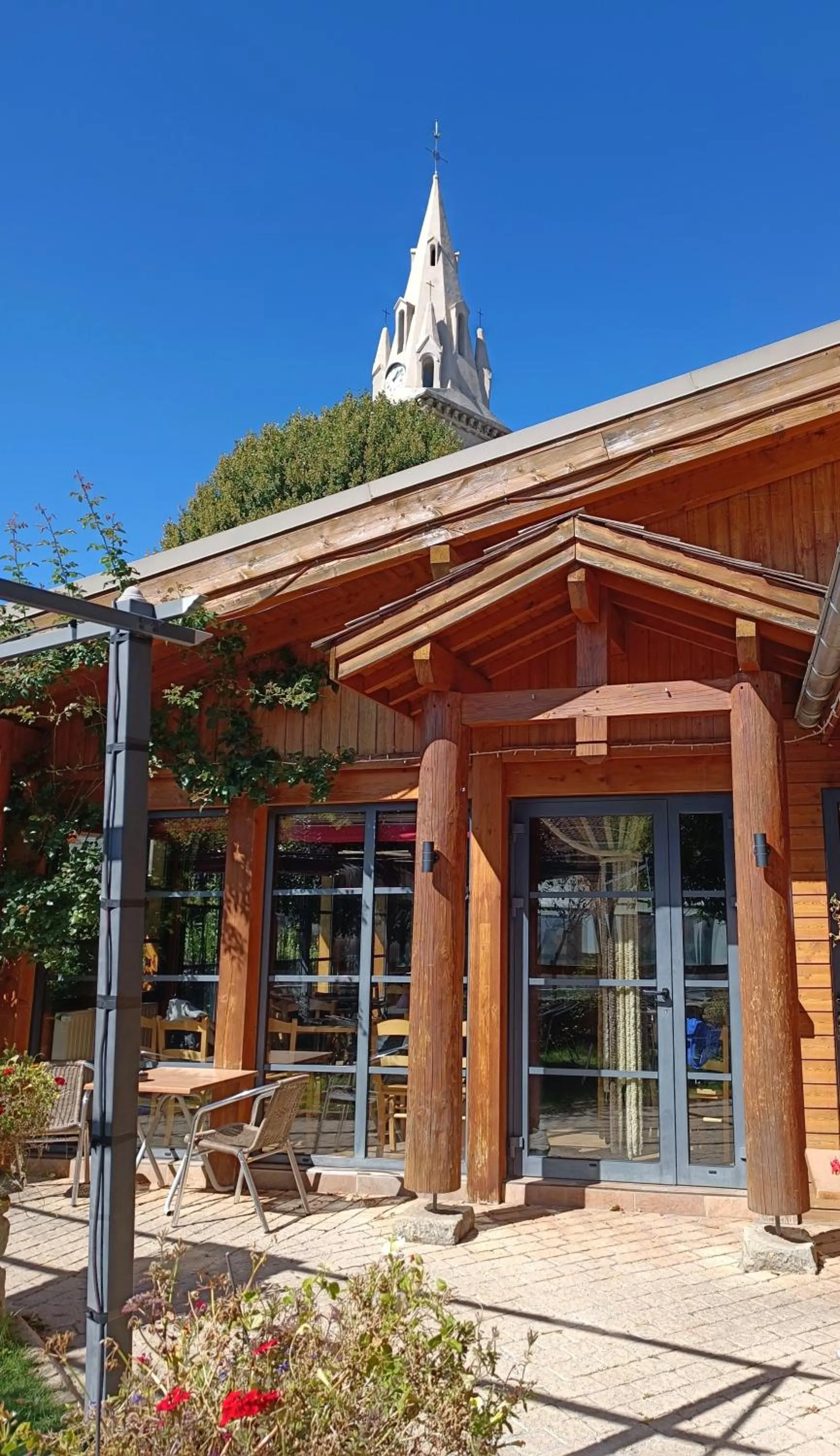 Patio in Logis Hôtel & Spa Les Autanes