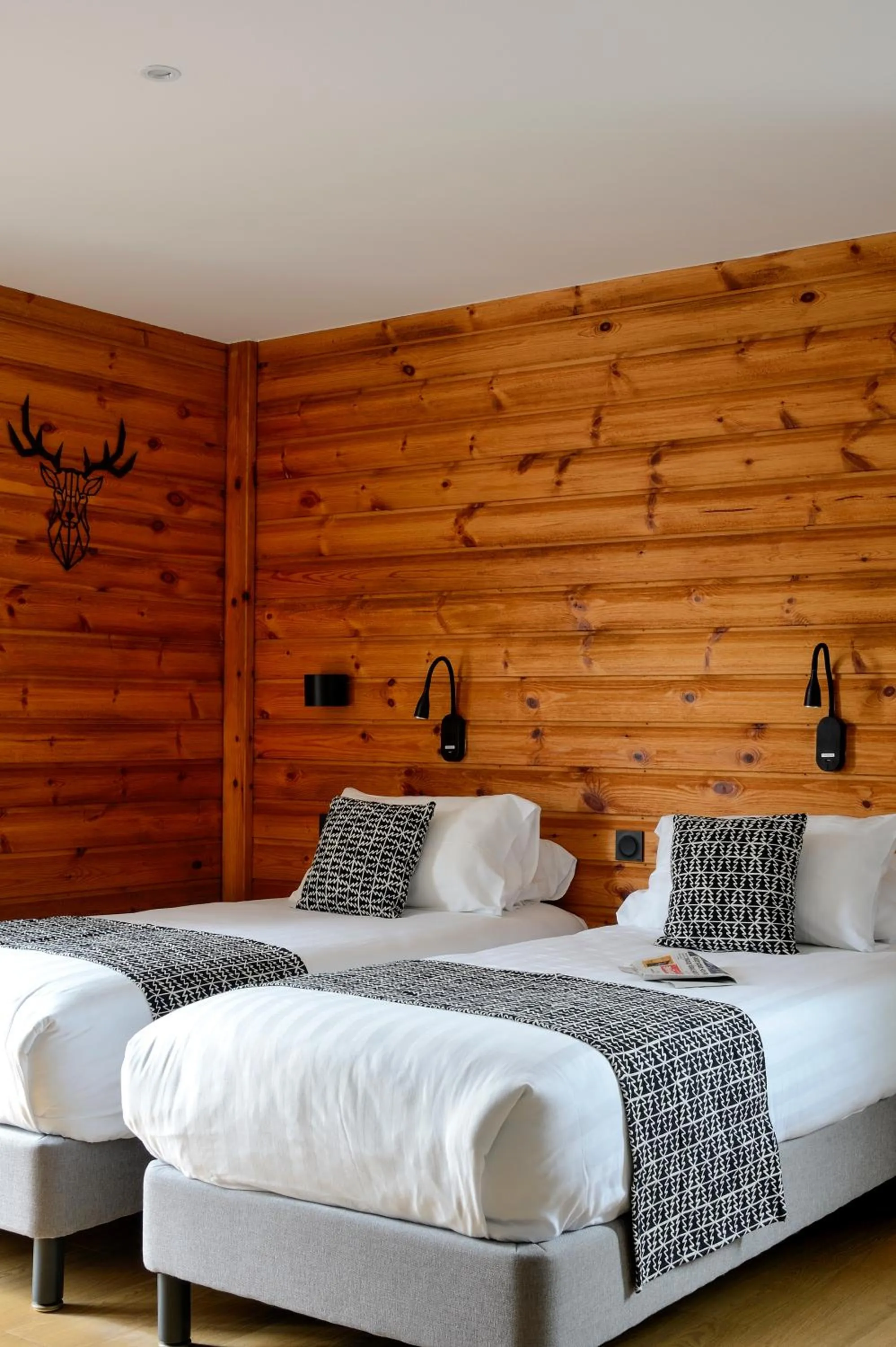 Property building, Bed in Logis Hôtel & Spa Les Autanes