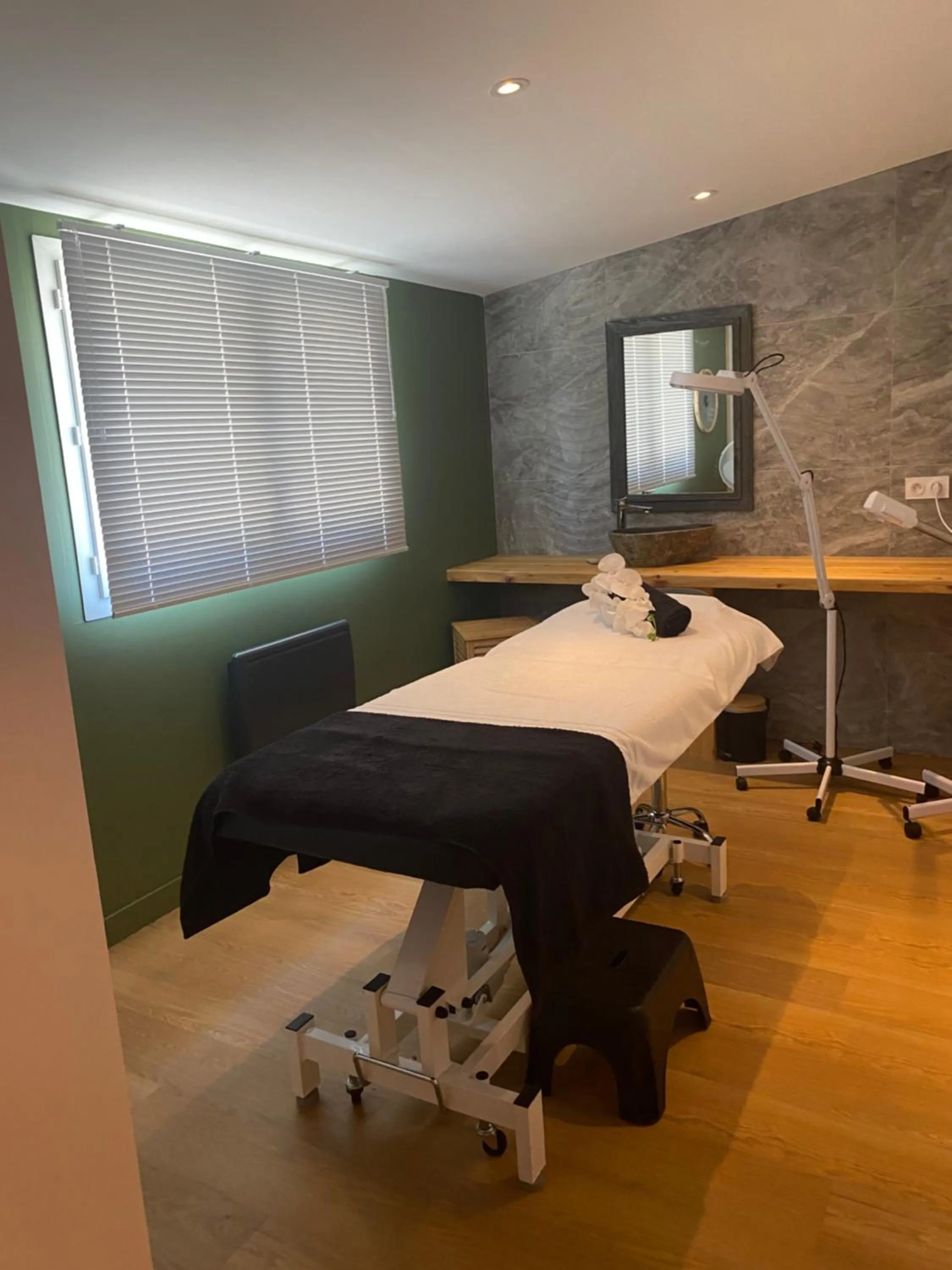 Spa and wellness centre/facilities in Logis Hôtel & Spa Les Autanes