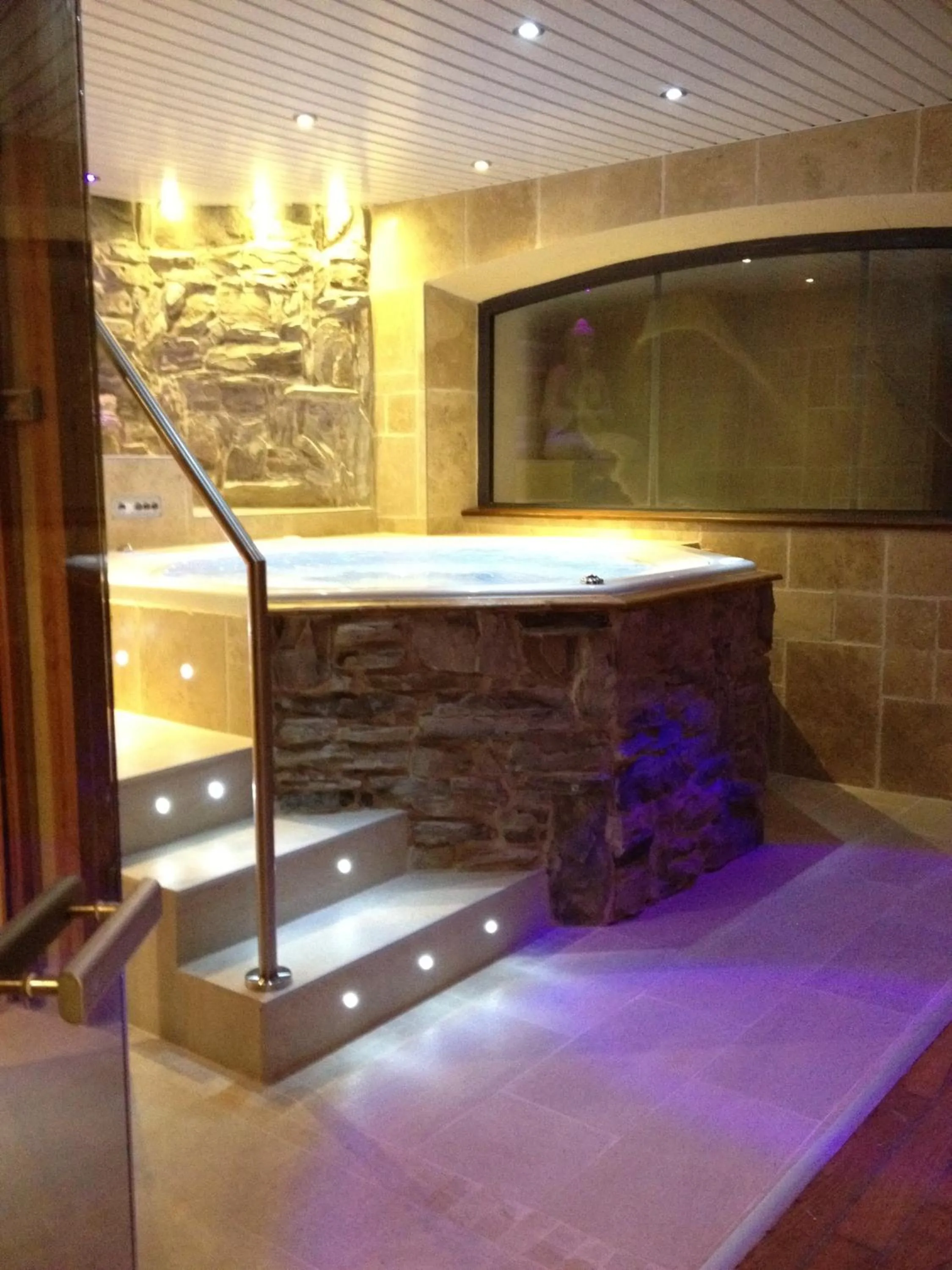 Spa and wellness centre/facilities in Logis Hôtel & Spa Les Autanes