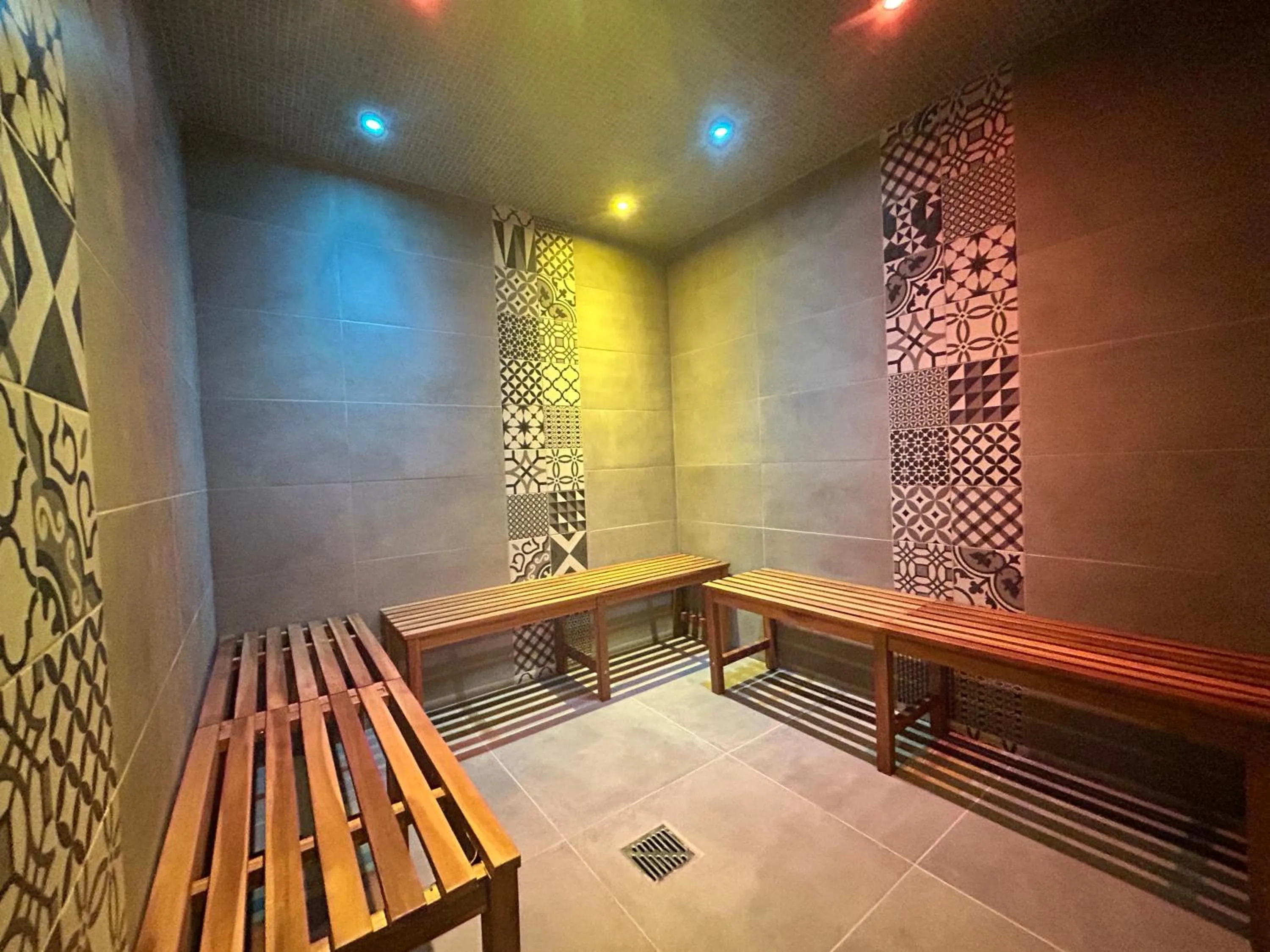 Steam room in Logis Hôtel & Spa Les Autanes