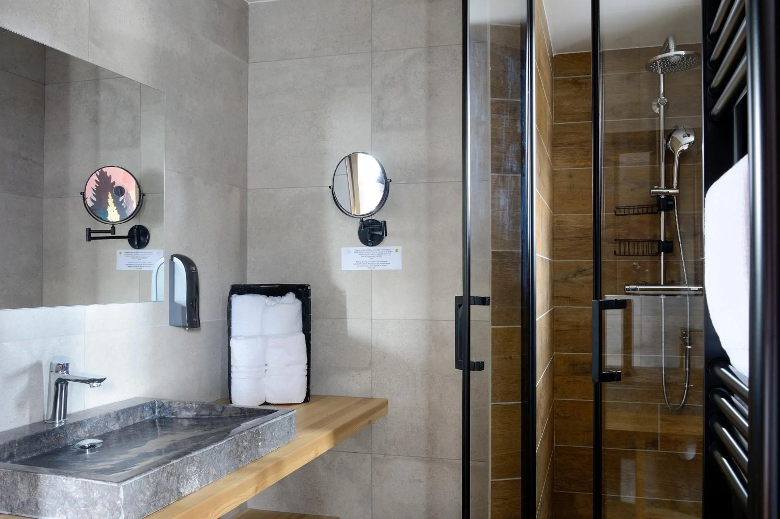 Bathroom in Logis Hôtel & Spa Les Autanes