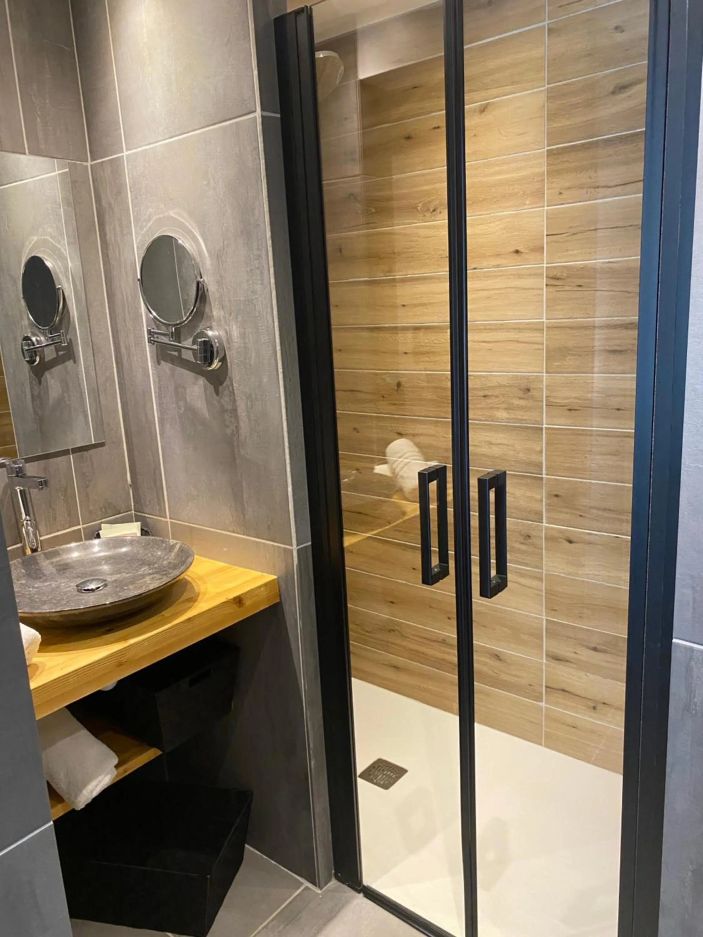 Bathroom in Logis Hôtel & Spa Les Autanes