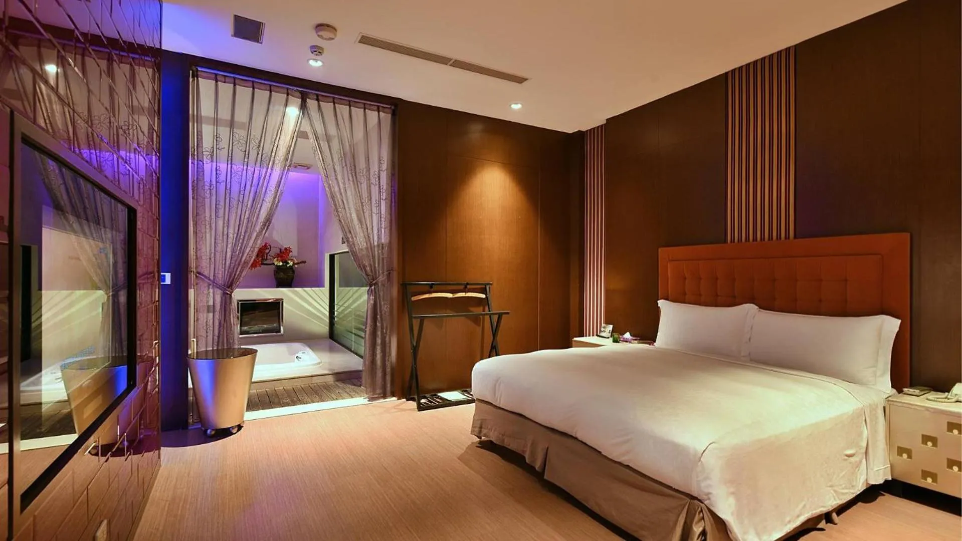 Photo of the whole room, Bed in Takao Love Motel