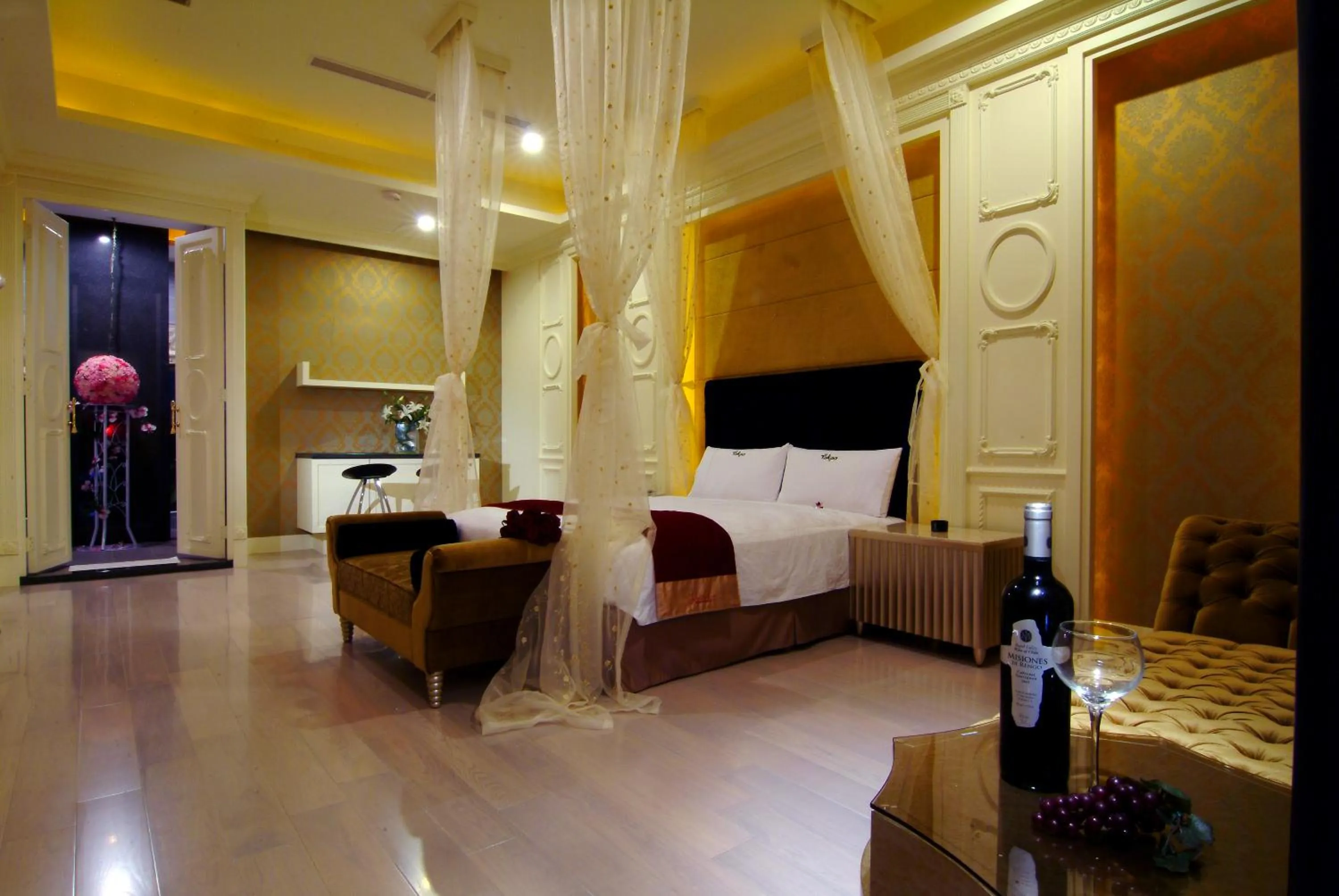 Photo of the whole room, Bed in Takao Love Motel