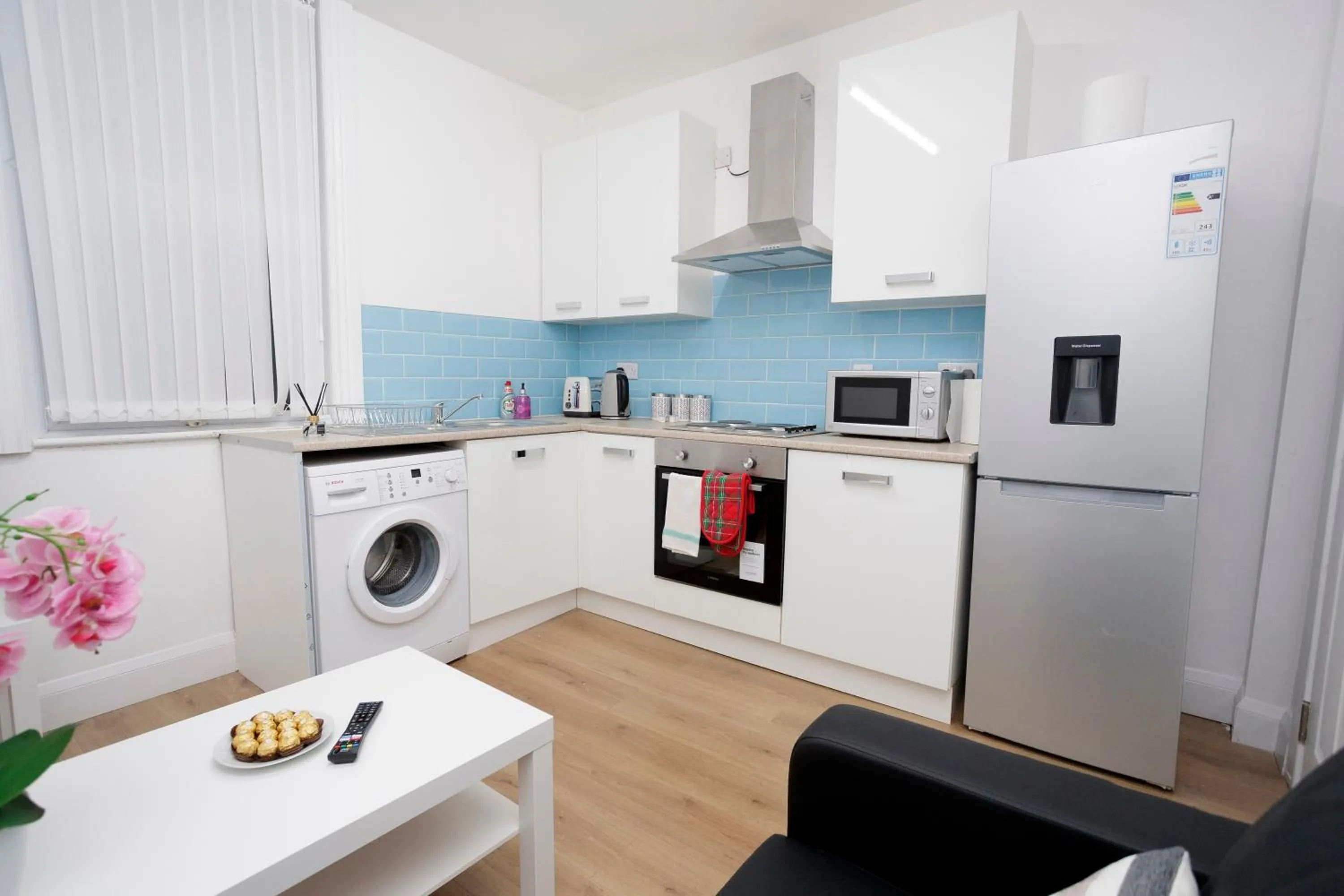 Kitchen or kitchenette in KIRKSTALL SERVICED APARTMENTS LEEDS
