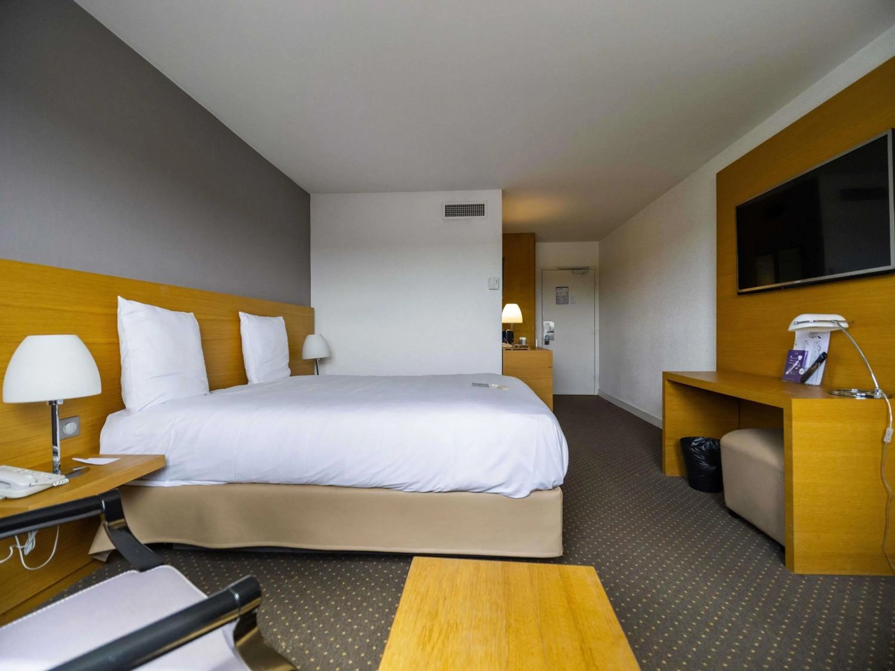 Bedroom, Bed in Mercure Bordeaux Lac