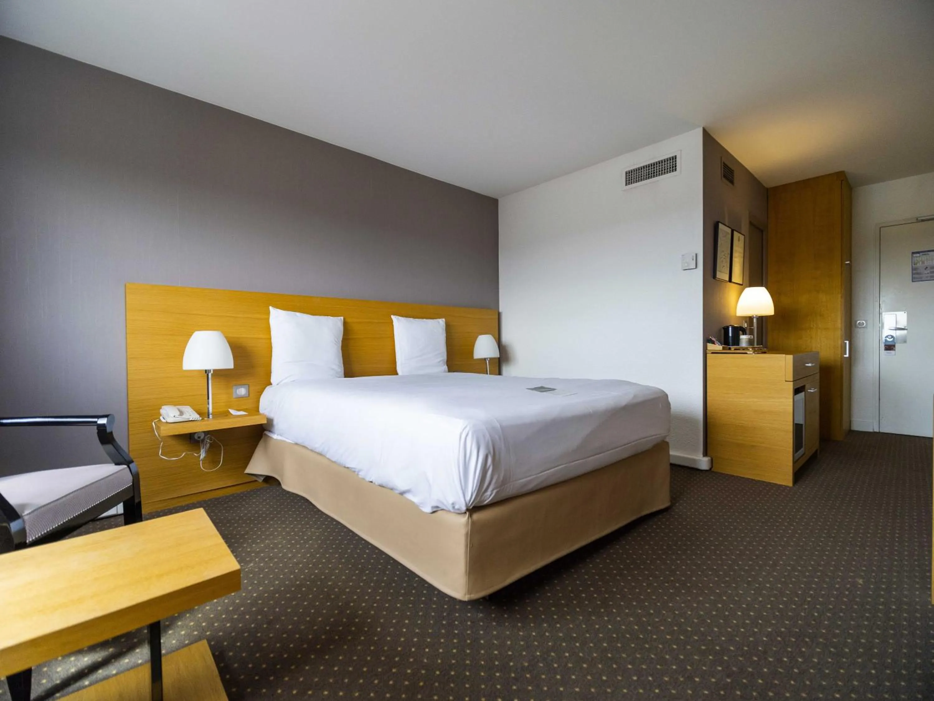 Property building, Bed in Mercure Bordeaux Lac