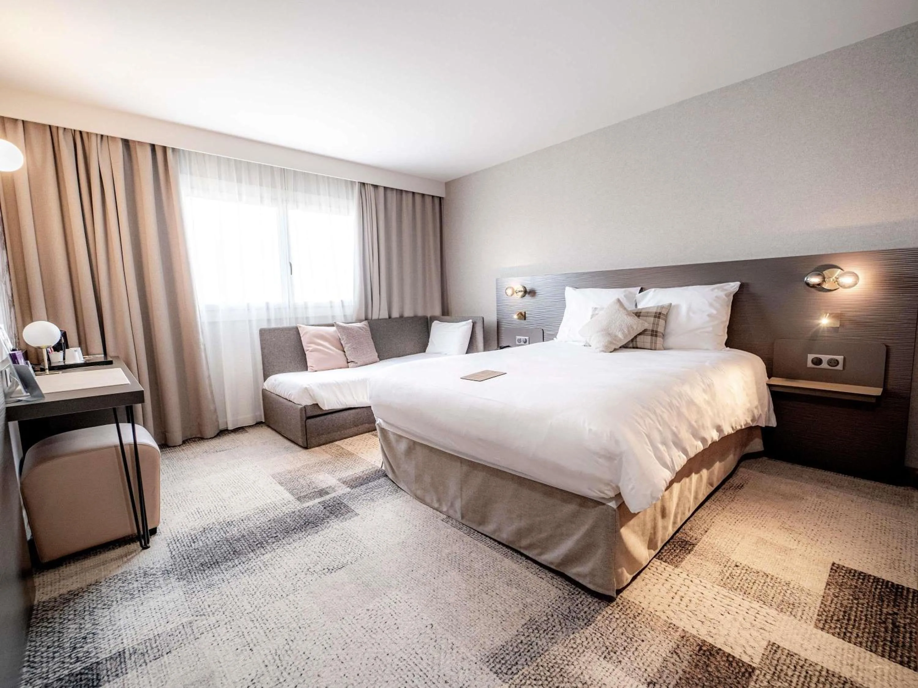 Bedroom, Bed in Mercure Bordeaux Lac