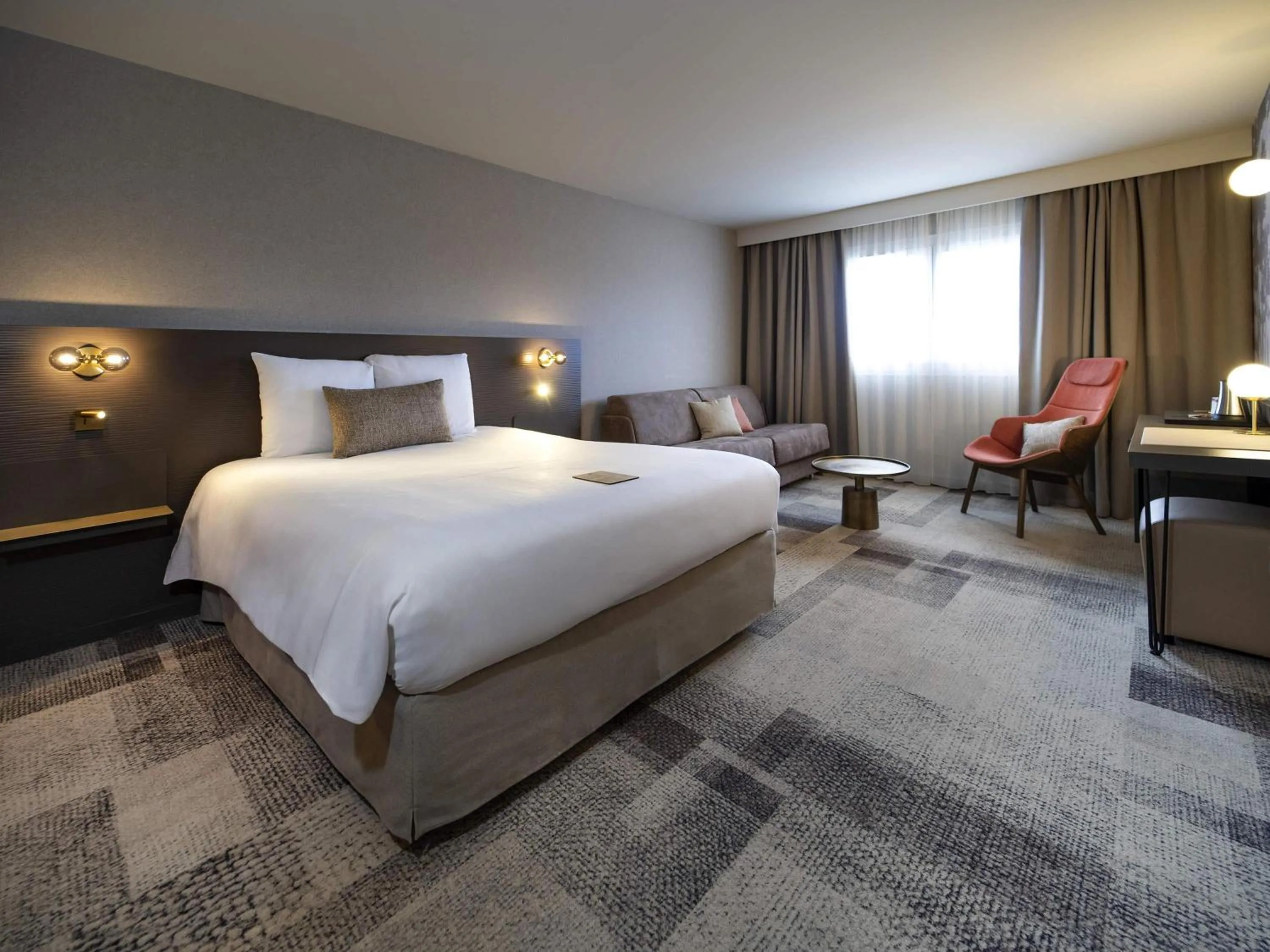 Bedroom, Bed in Mercure Bordeaux Lac