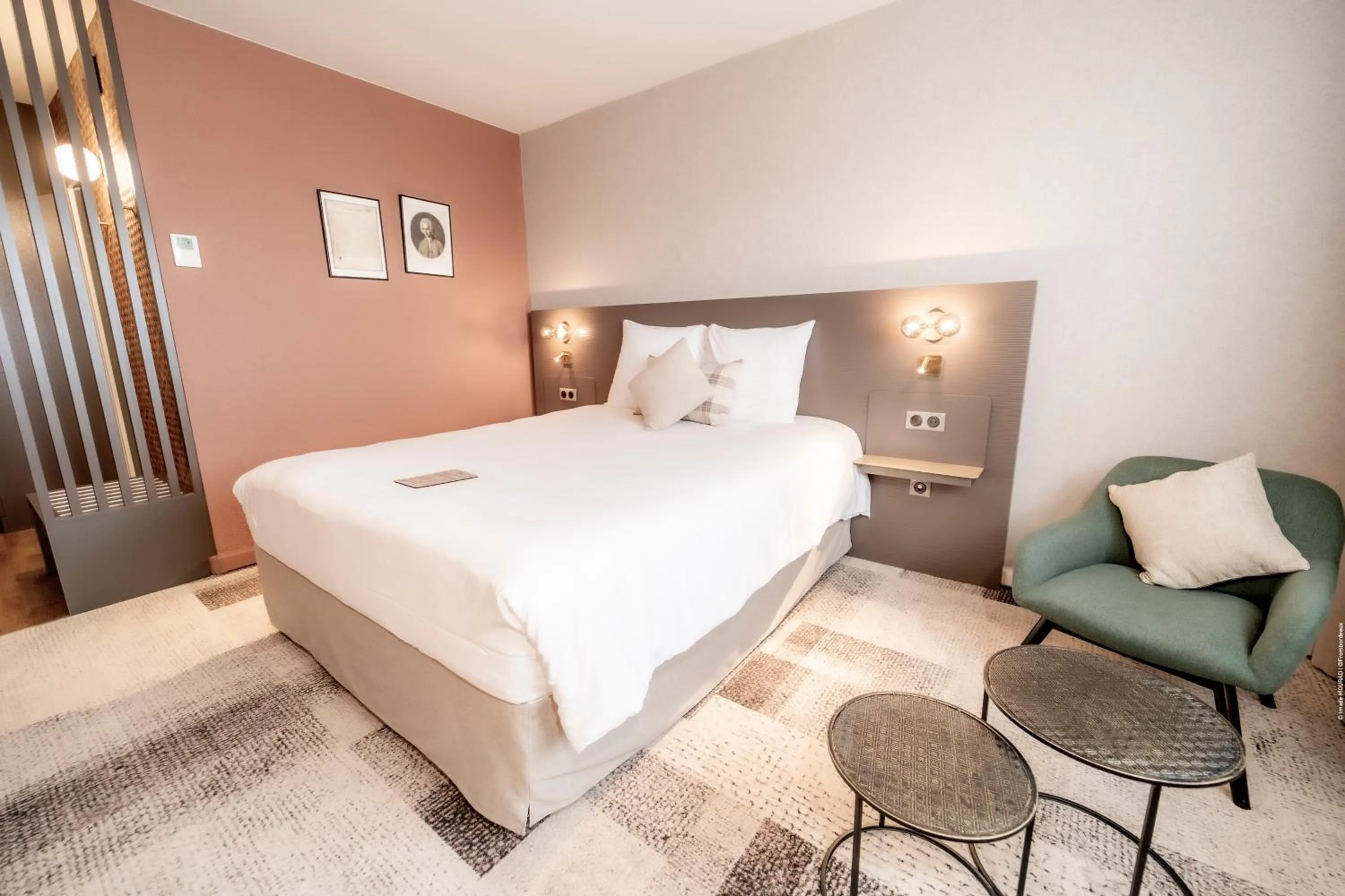 Photo of the whole room, Bed in Mercure Bordeaux Lac