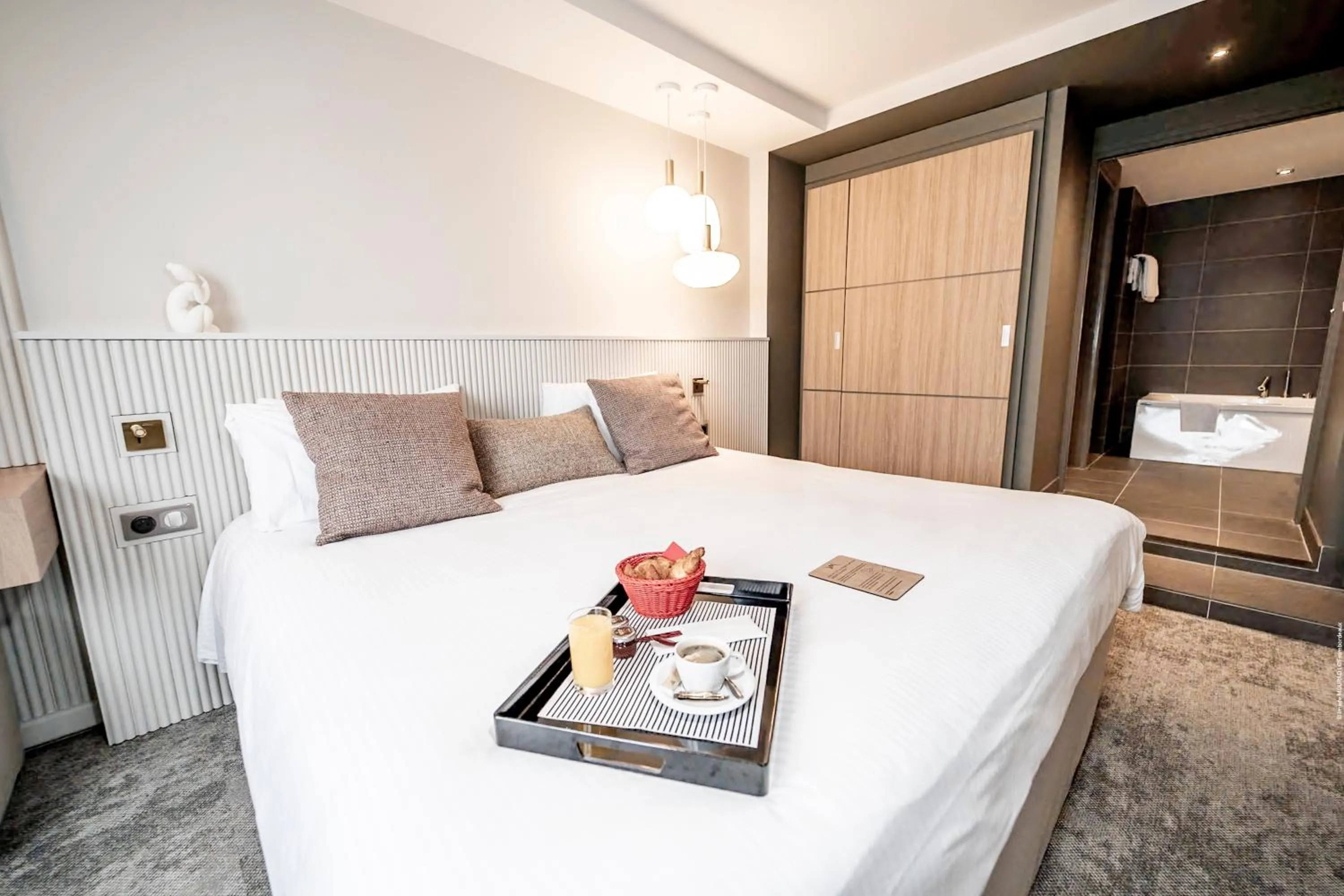 Photo of the whole room, Bed in Mercure Bordeaux Lac