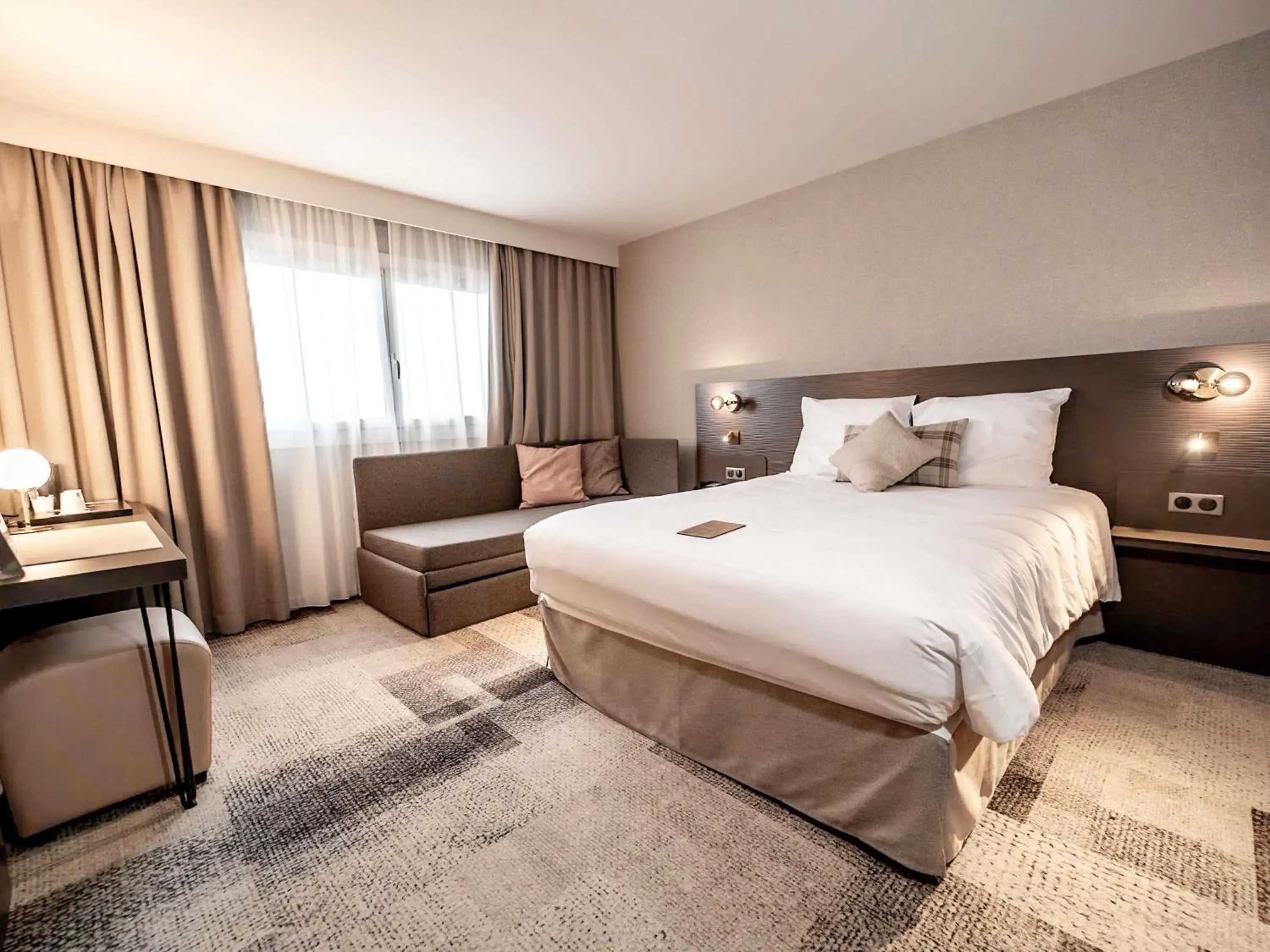 Bedroom, Bed in Mercure Bordeaux Lac Bedroom, Bed in Mercure Bordeaux Lac