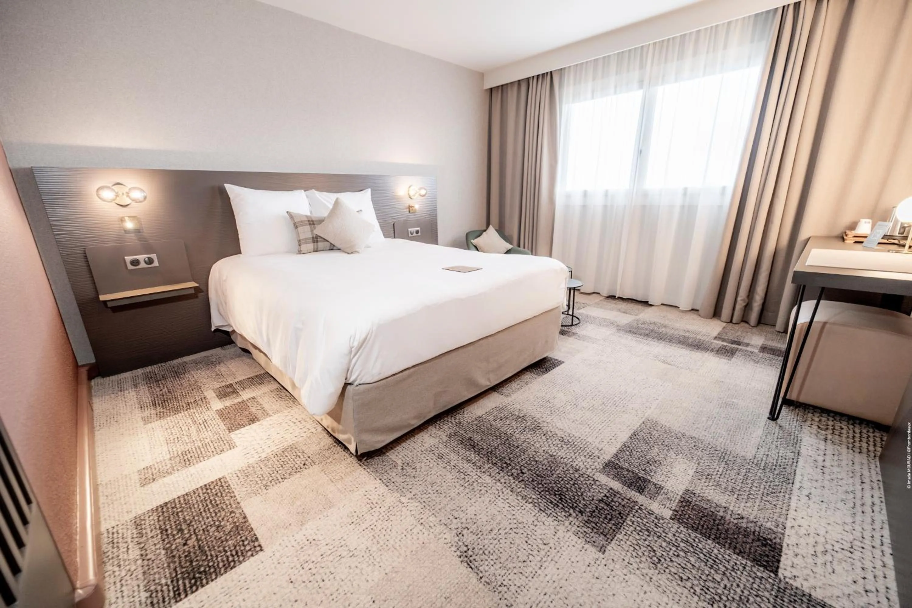 Bedroom, Bed in Mercure Bordeaux Lac