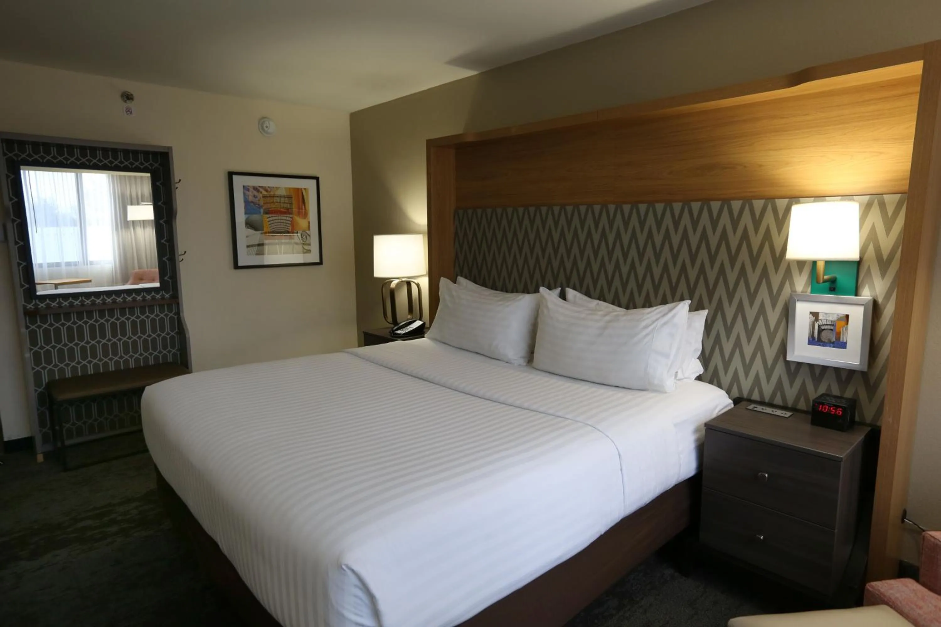 Photo of the whole room, Bed in Holiday Inn Chicago North Shore by IHG