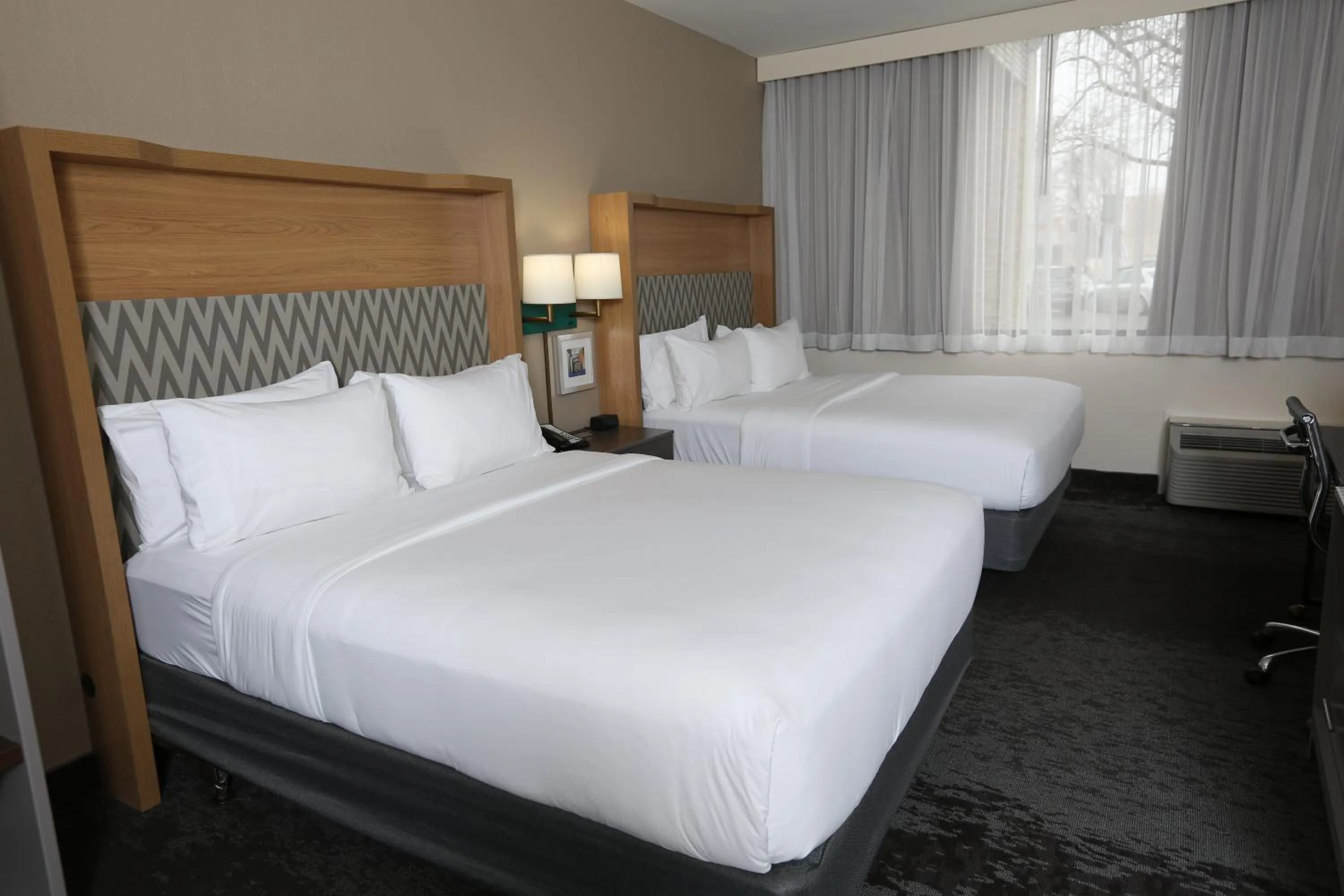 Photo of the whole room, Bed in Holiday Inn Chicago North Shore by IHG