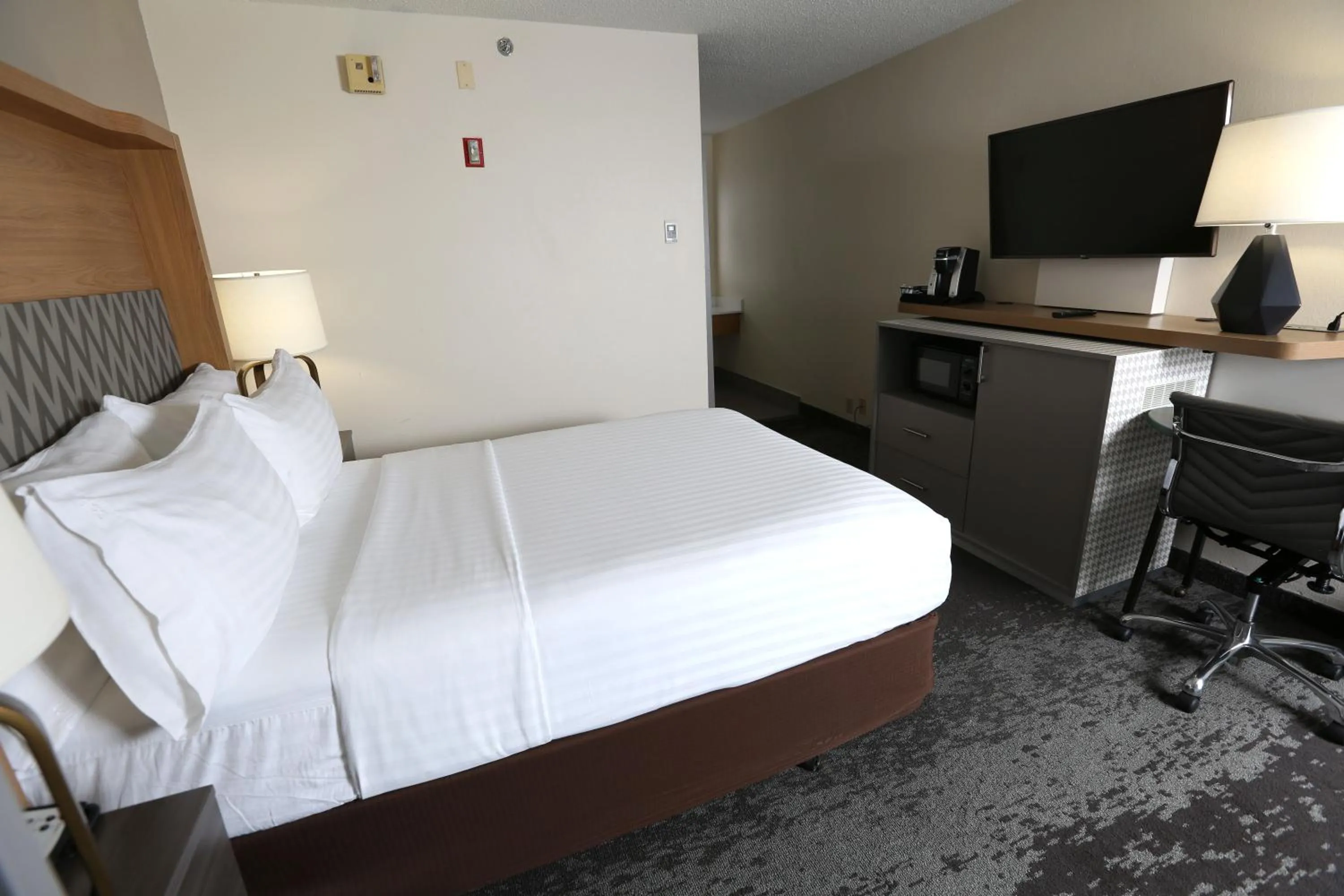 Photo of the whole room, Bed in Holiday Inn Chicago North Shore by IHG