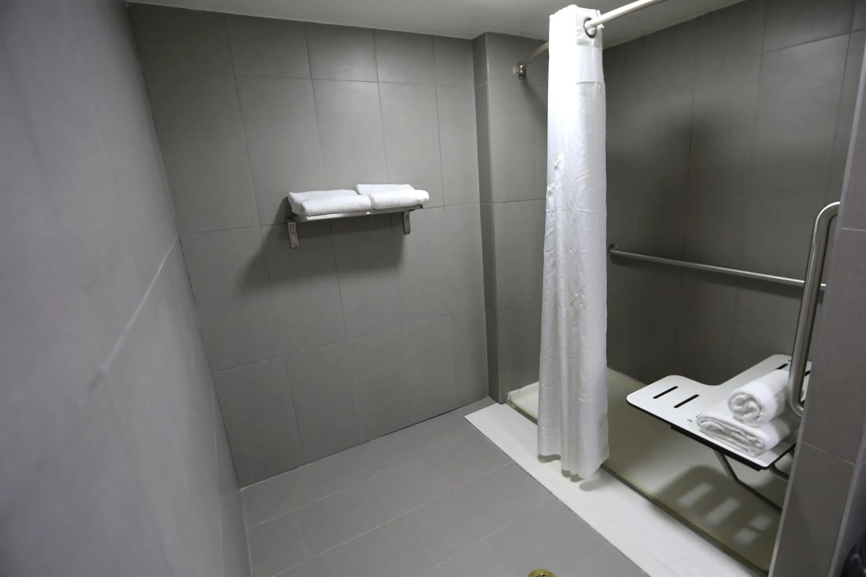 Double Room - Mobility Access with Roll-in Shower in Holiday Inn Chicago North Shore by IHG Double Room - Mobility Access with Roll-in Shower in Holiday Inn Chicago North Shore by IHG