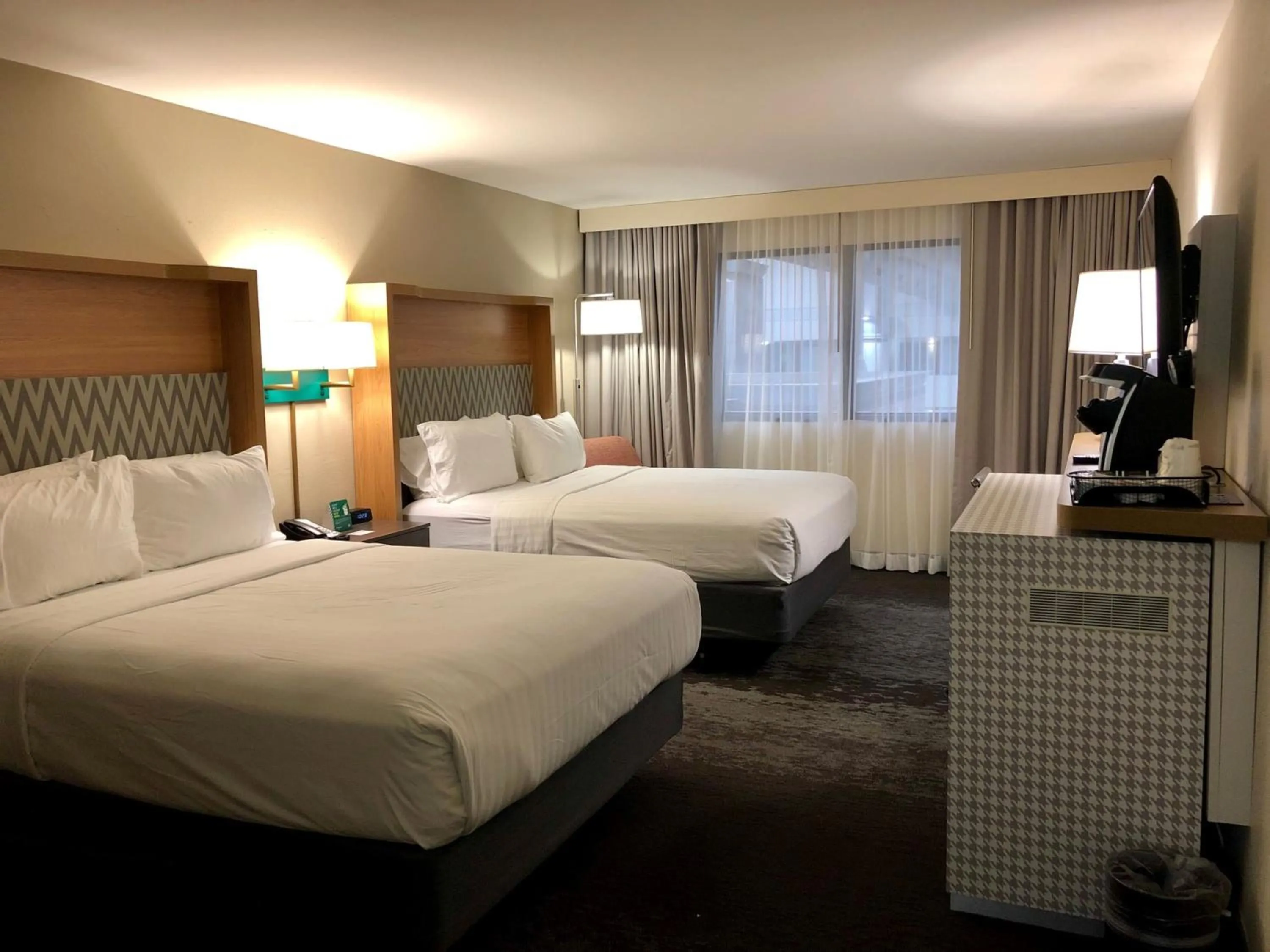 Photo of the whole room, Bed in Holiday Inn Chicago North Shore by IHG