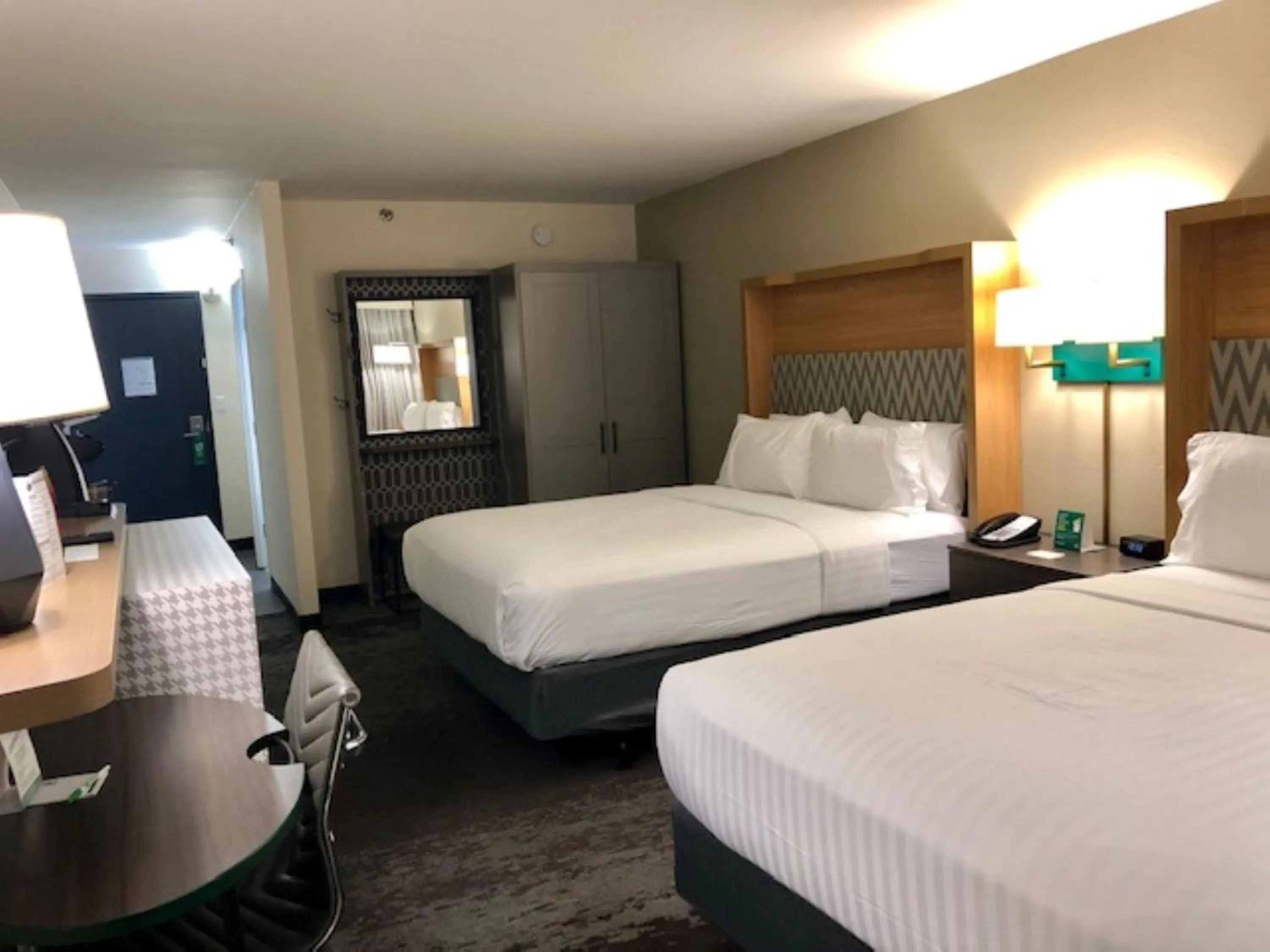 Photo of the whole room, Bed in Holiday Inn Chicago North Shore by IHG
