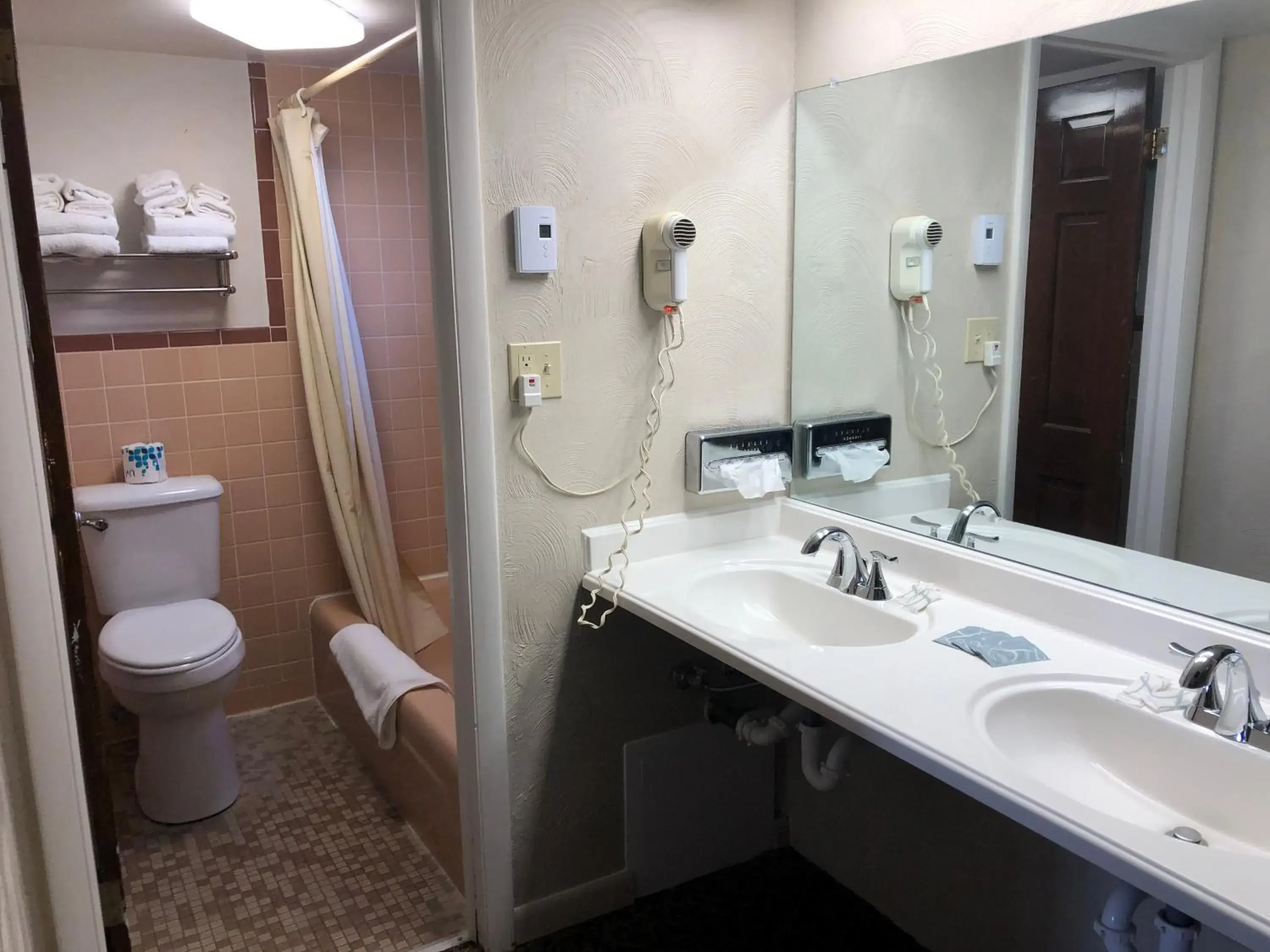 Queen Room with Two Queen Beds in Dunes Inn Alamosa Queen Room with Two Queen Beds in Dunes Inn Alamosa