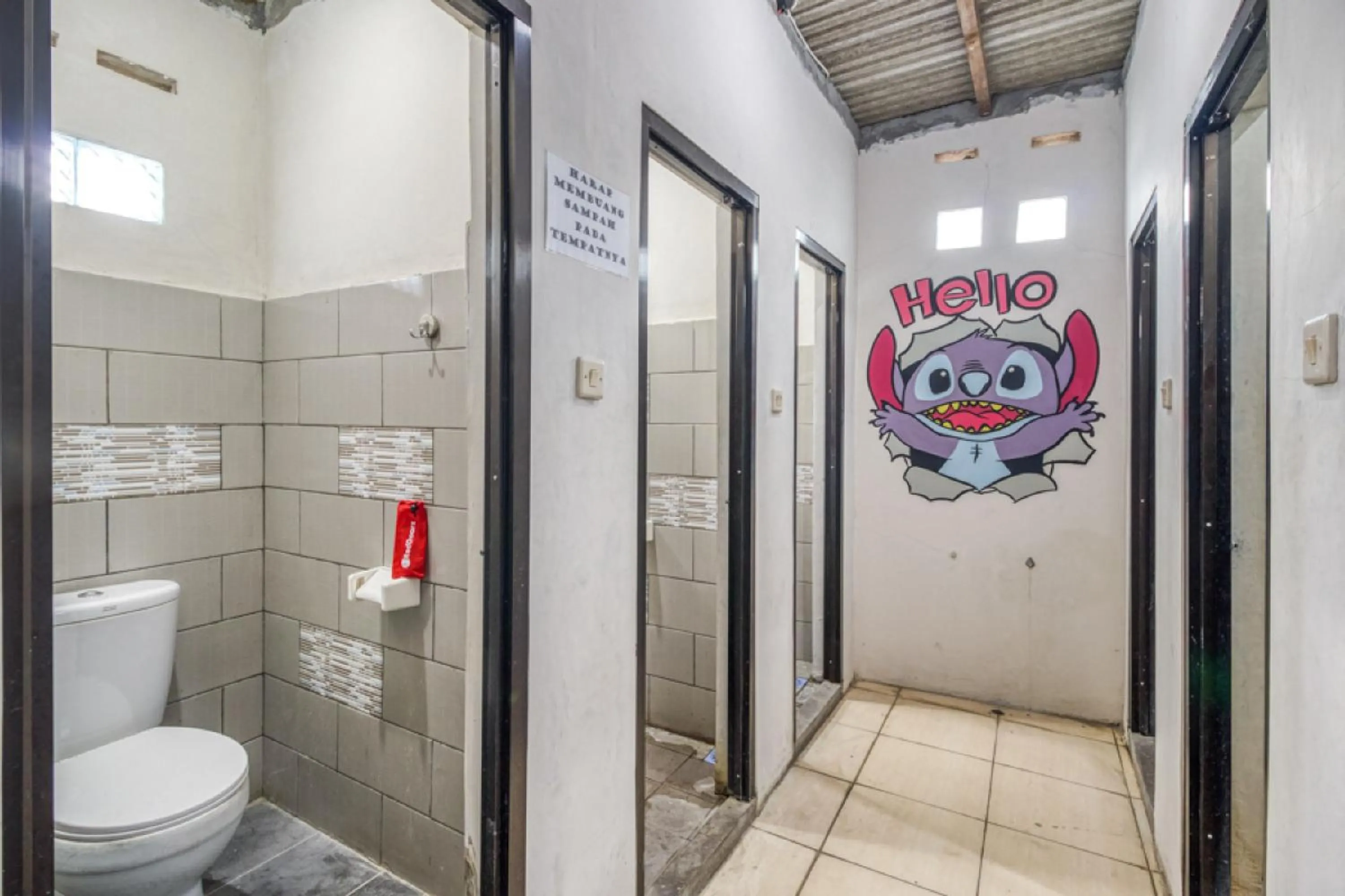 Bathroom in RedDoorz Hostel near Stadion Mandala Krida Yogya