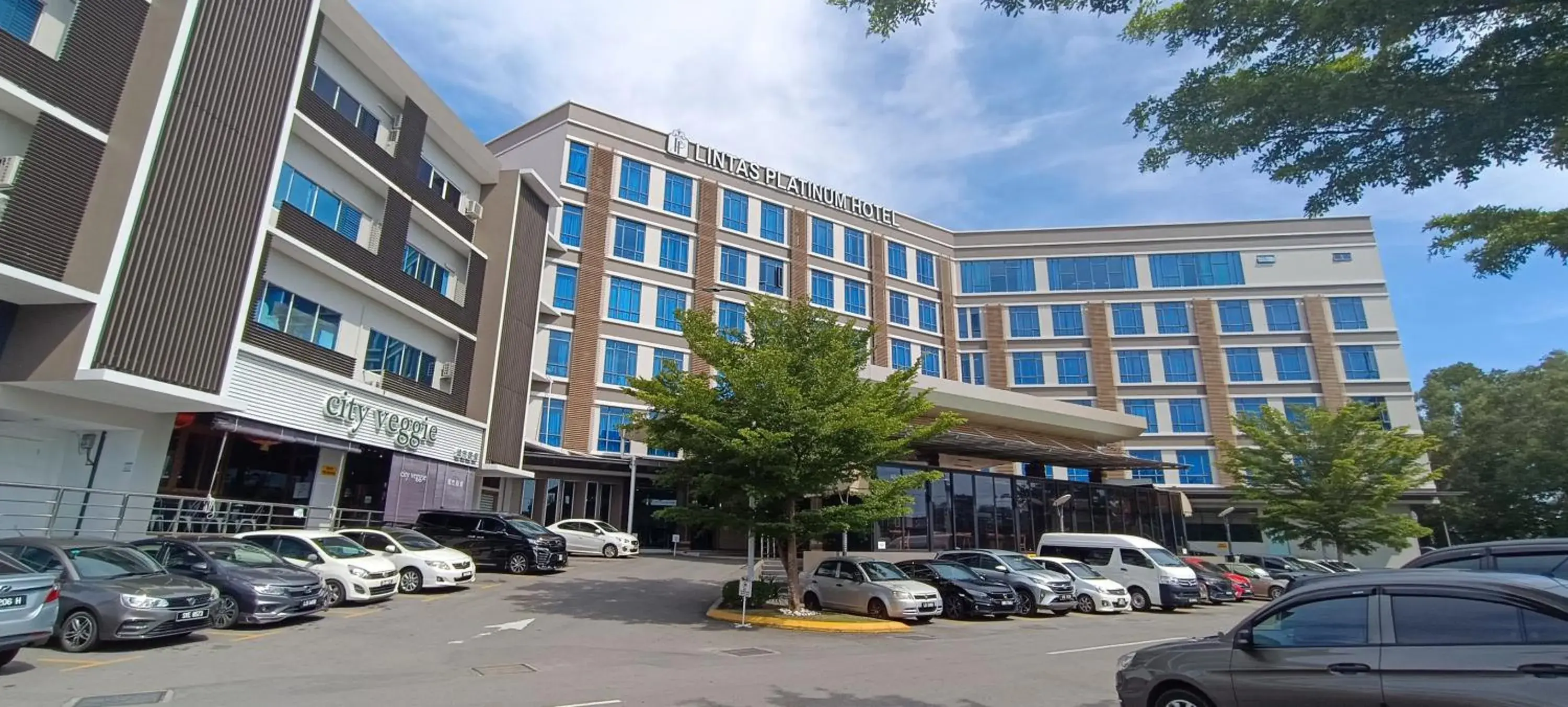 Property building in Lintas Platinum Hotel Property building in Lintas Platinum Hotel