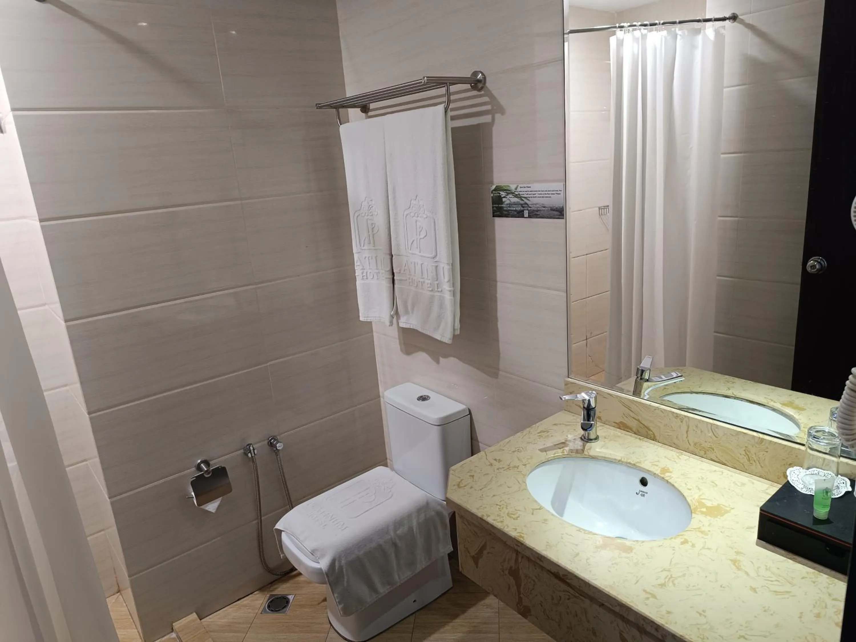 Bathroom in Lintas Platinum Hotel