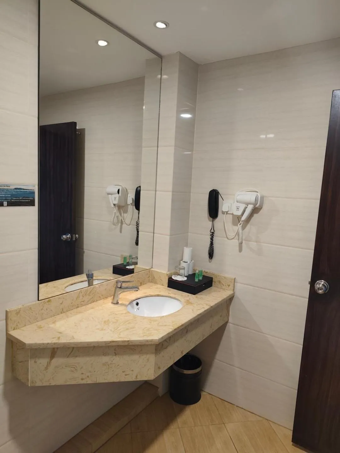 Bathroom in Lintas Platinum Hotel