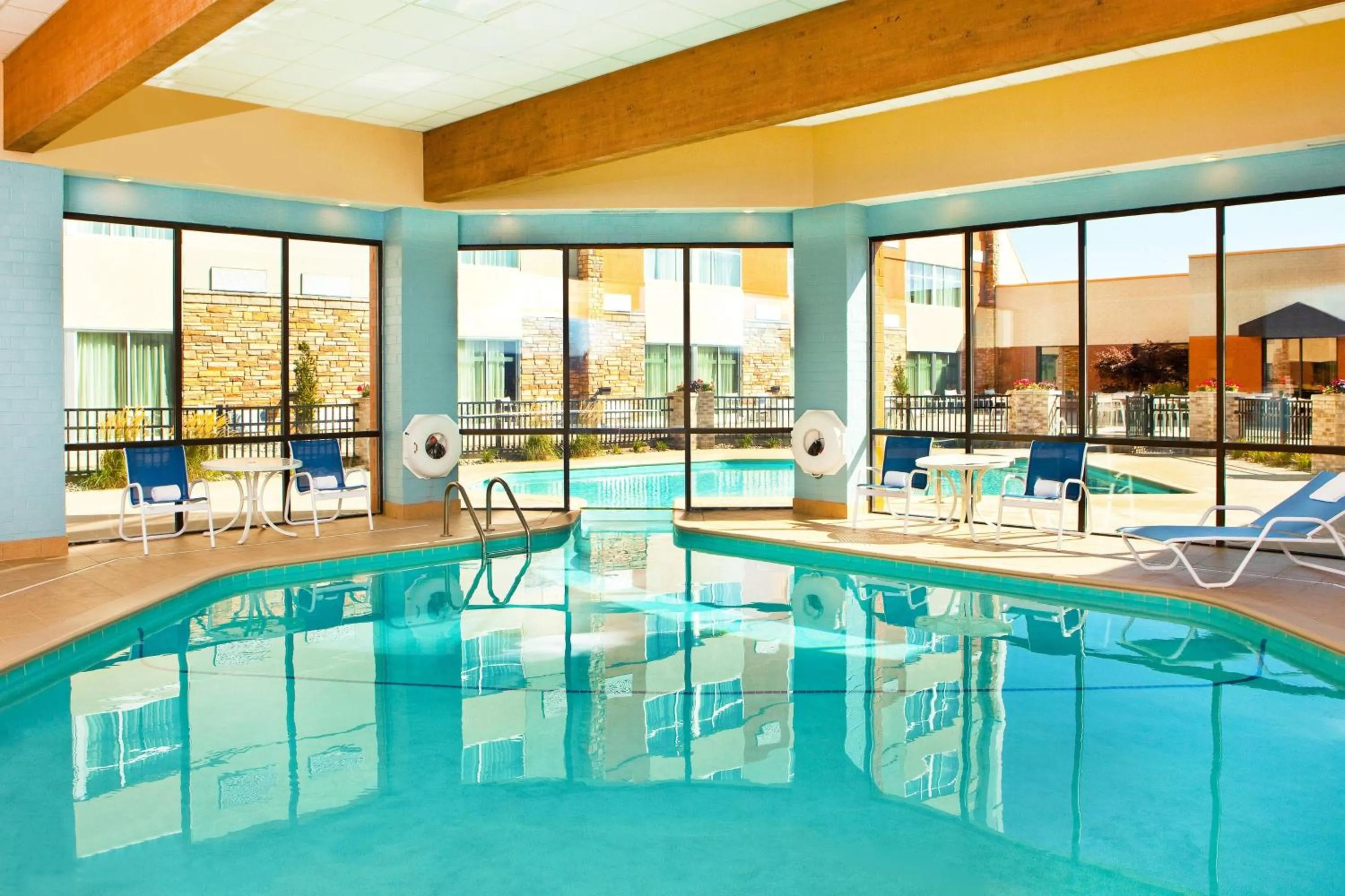 Swimming pool in Four Points By Sheraton - Saginaw