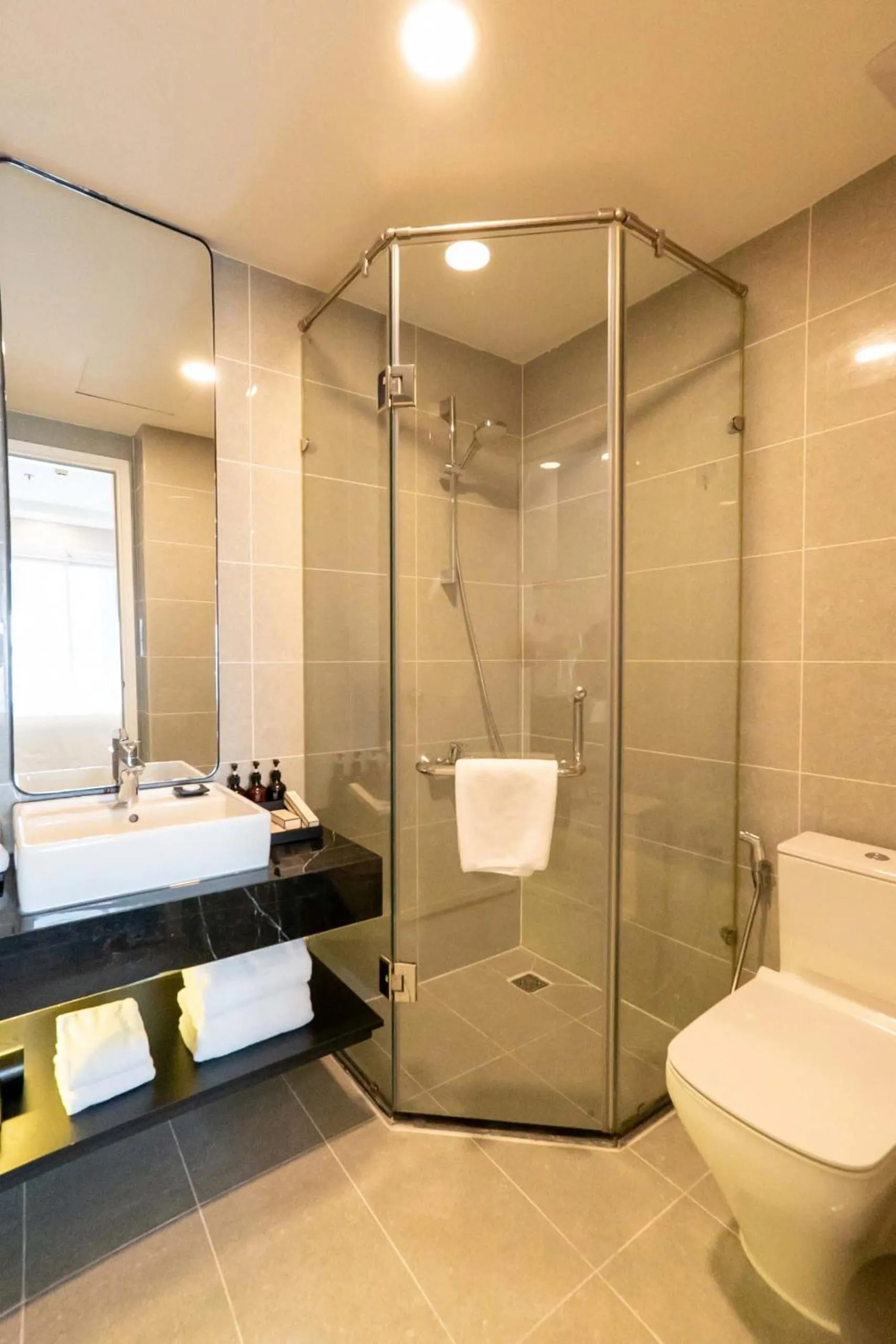 Toilet in La Vela Saigon Hotel