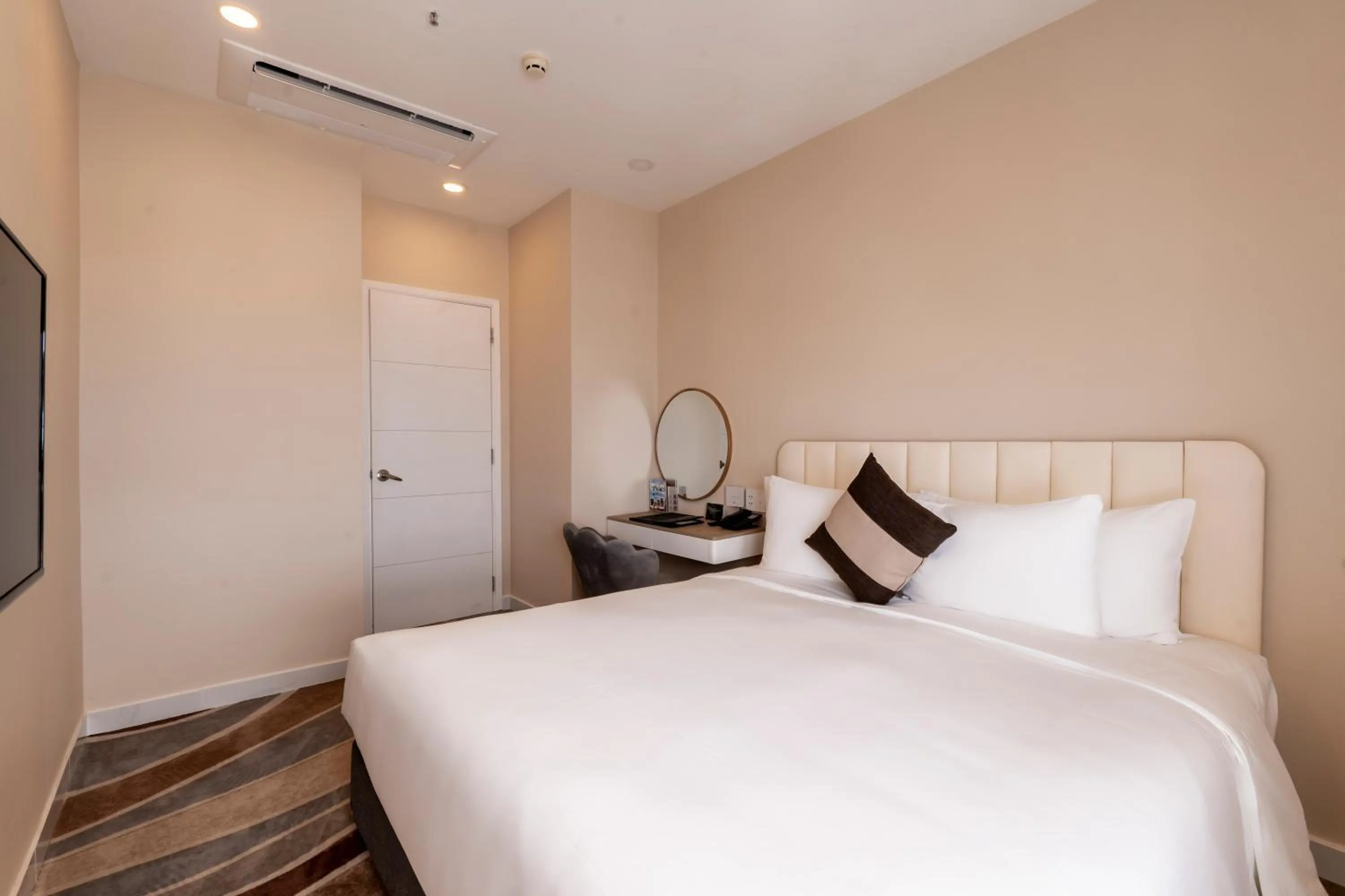 Bedroom, Bed in La Vela Saigon Hotel