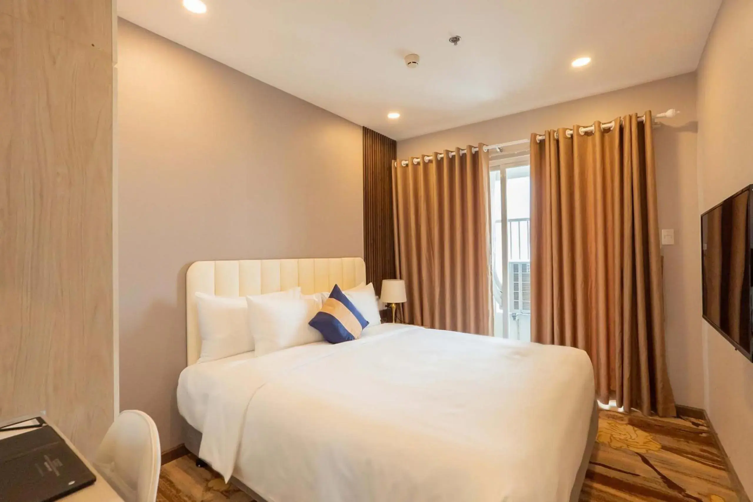 Two-Bedroom Apartment Corner with Balcony in La Vela Saigon Hotel Two-Bedroom Apartment Corner with Balcony in La Vela Saigon Hotel