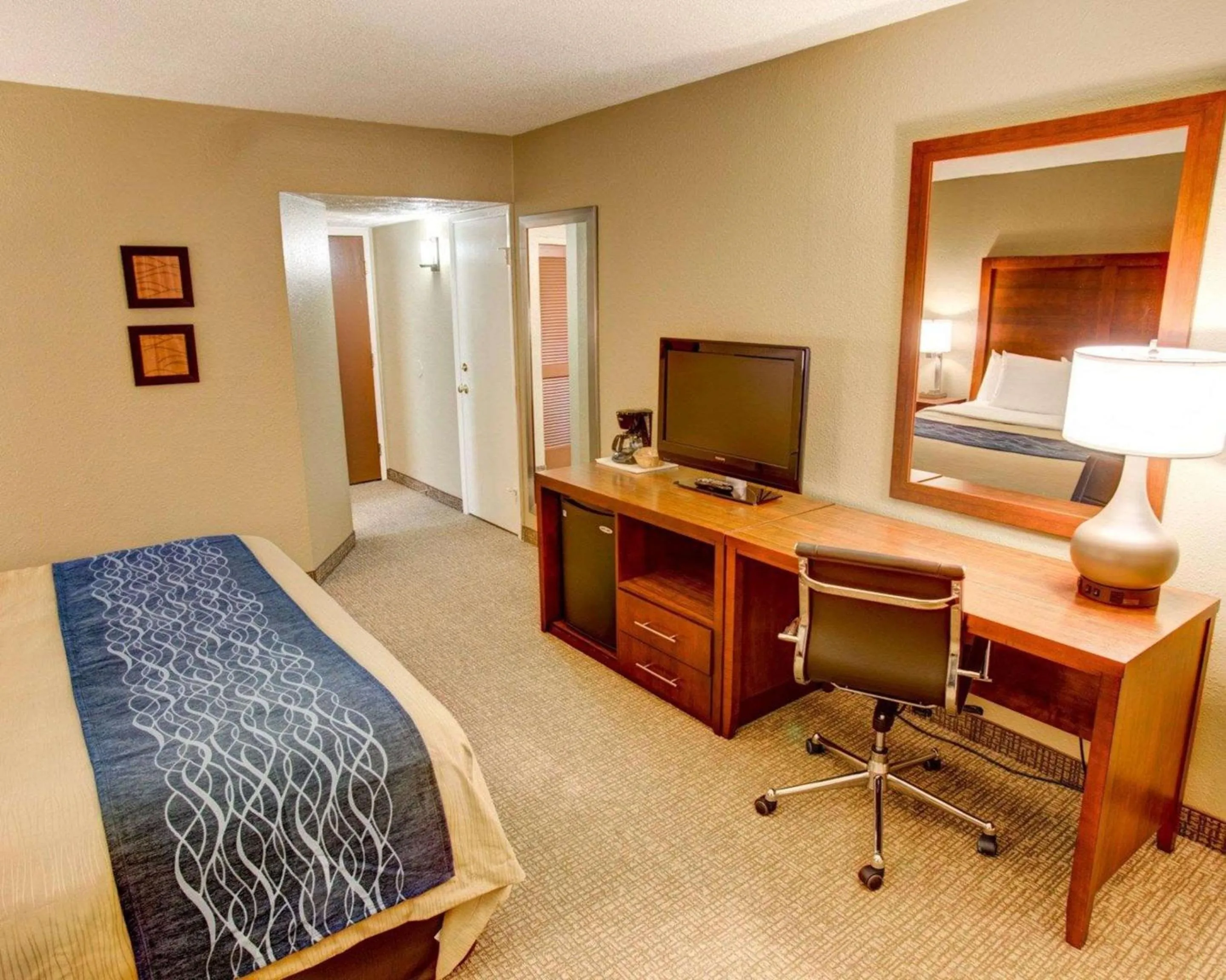 Photo of the whole room, Bed in Comfort Inn Conference Center Pittsburgh Penn Hills