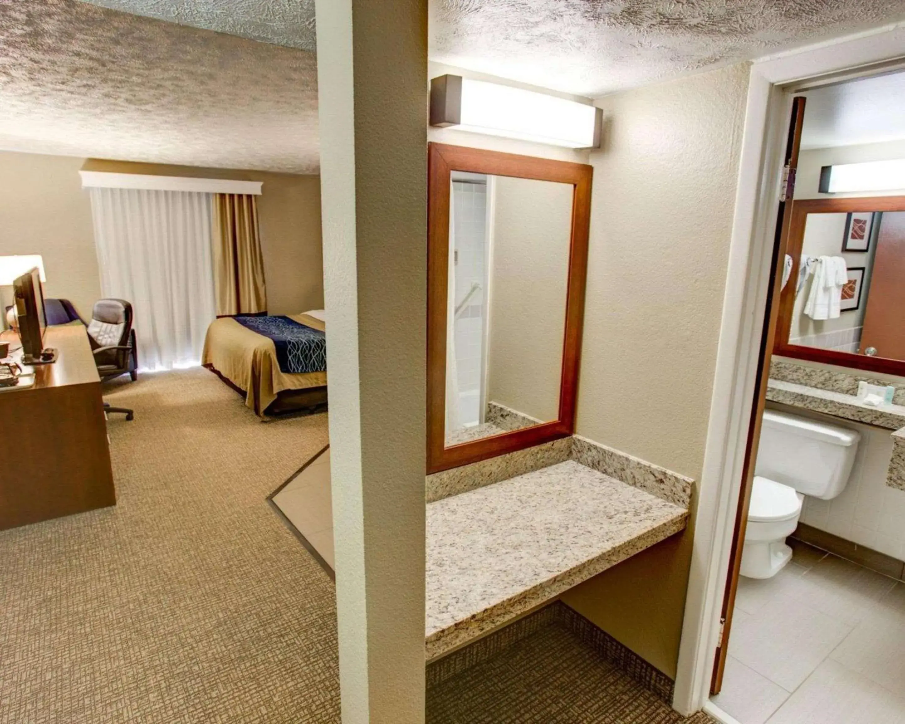 Bedroom, Bed in Comfort Inn Conference Center Pittsburgh Penn Hills Bedroom, Bed in Comfort Inn Conference Center Pittsburgh Penn Hills