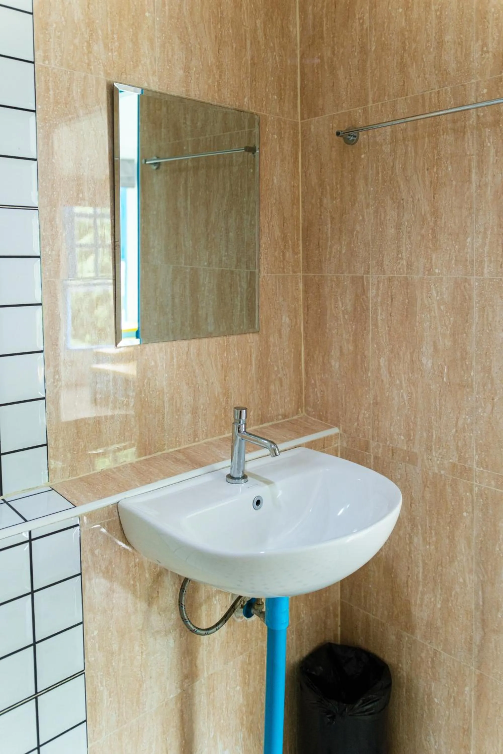 Shower in Bodega Pai