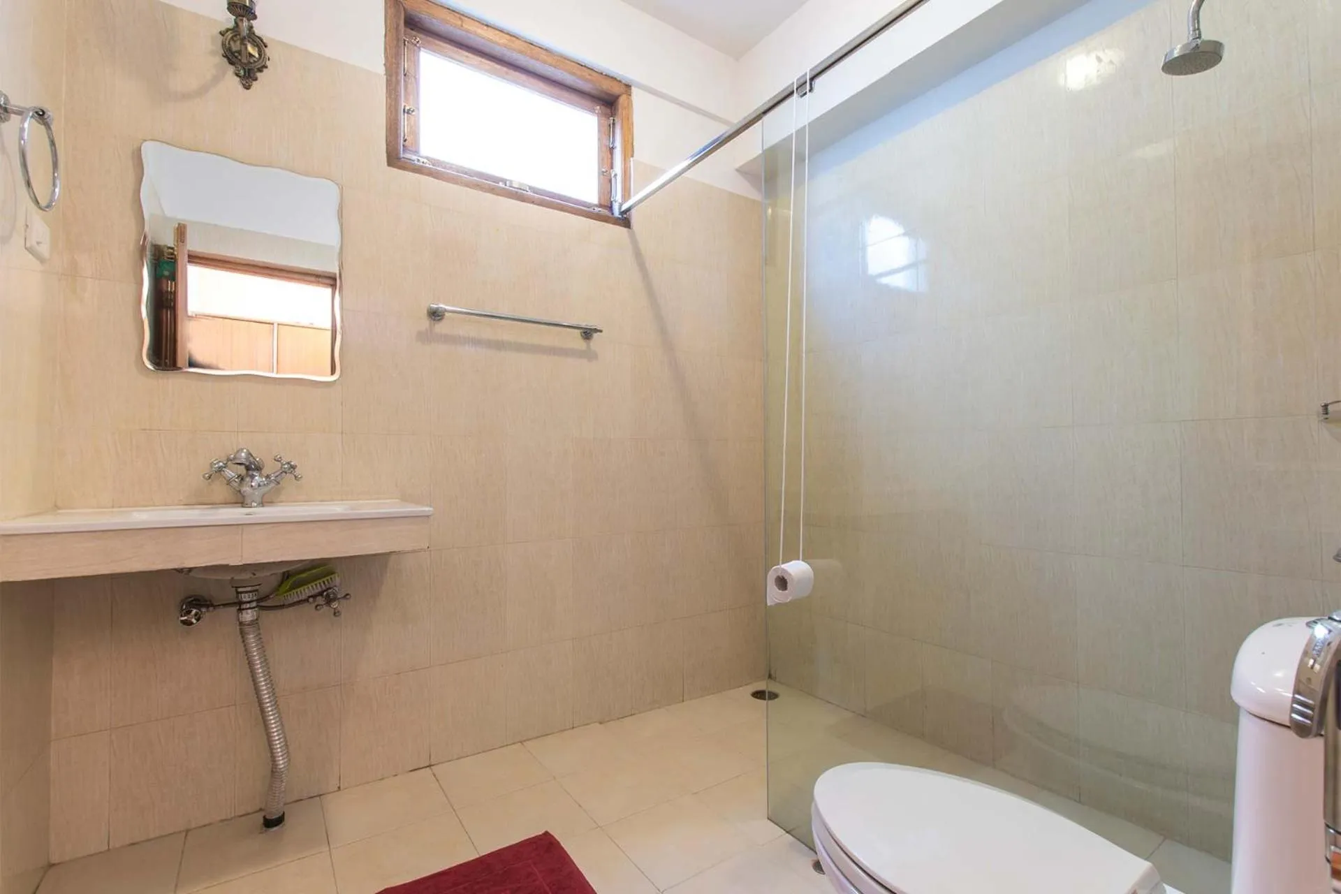Bathroom in StayVista at Jodhpur House - 3 BR Pet friendly Villa amidst Apple, Pear and Cherry Orchards in Manali