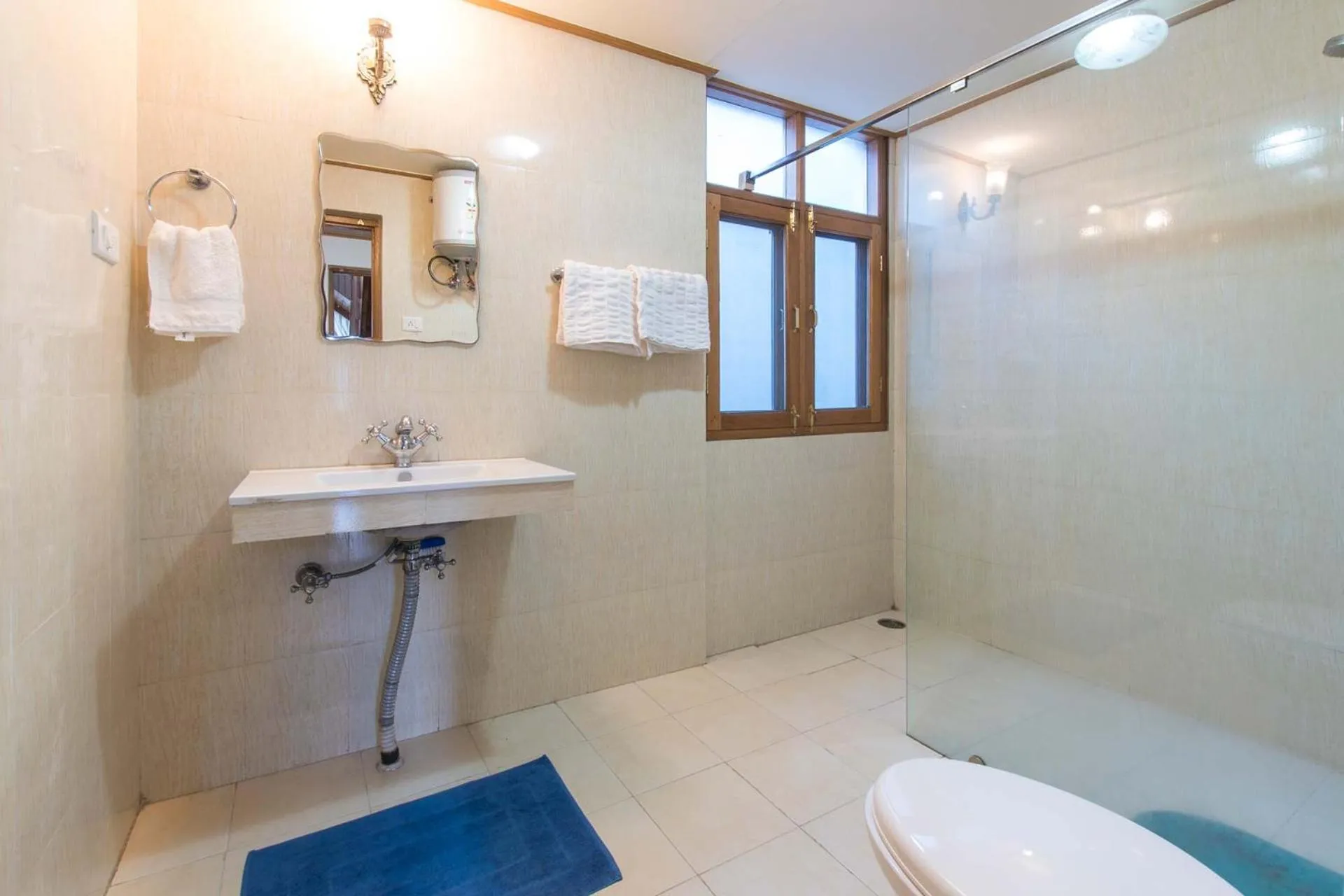 Bathroom in StayVista at Jodhpur House - 3 BR Pet friendly Villa amidst Apple, Pear and Cherry Orchards in Manali