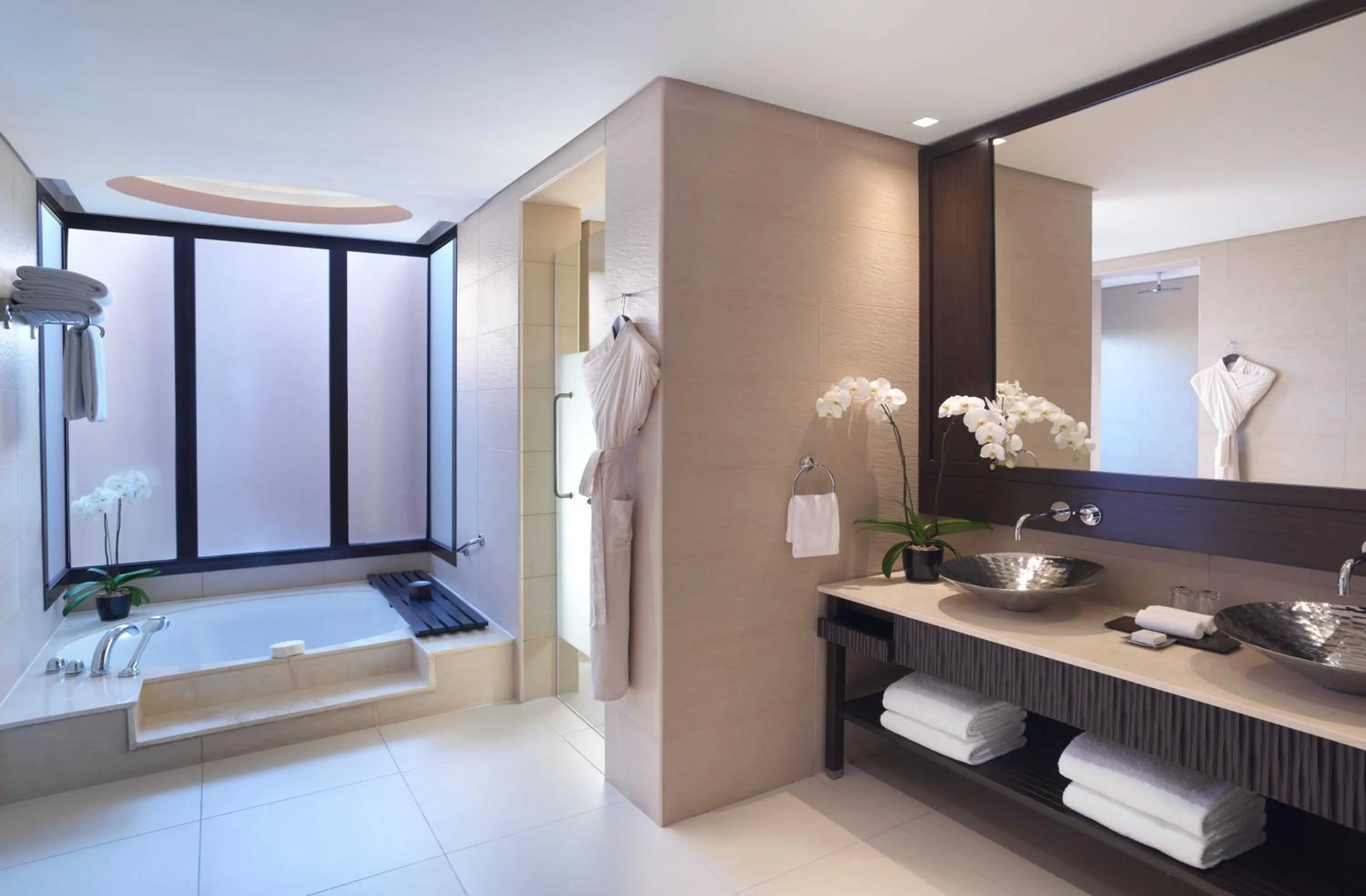 Bathroom, Bed in Anantara The Palm Dubai Resort