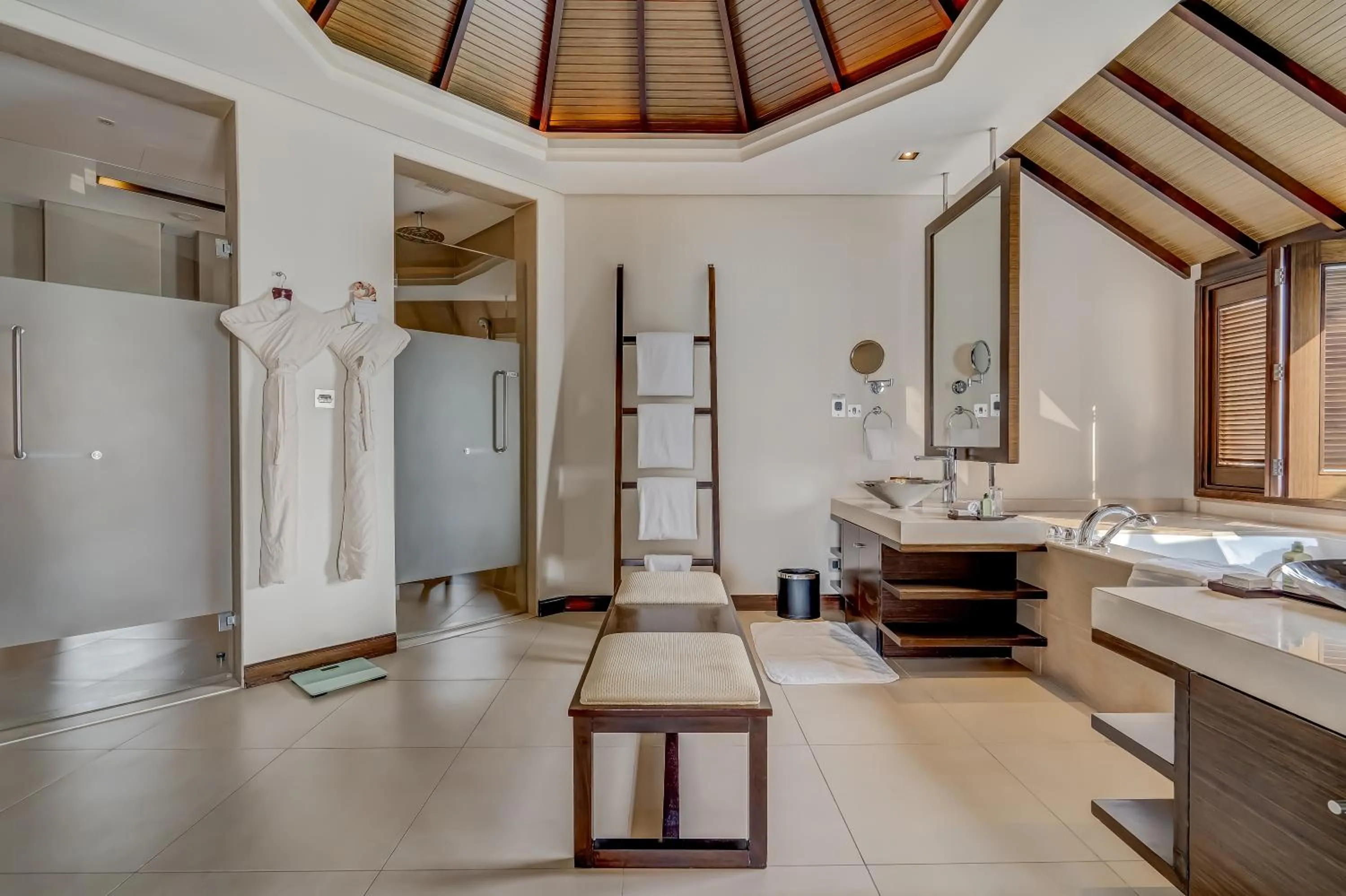 Bathroom, Bed in Anantara The Palm Dubai Resort