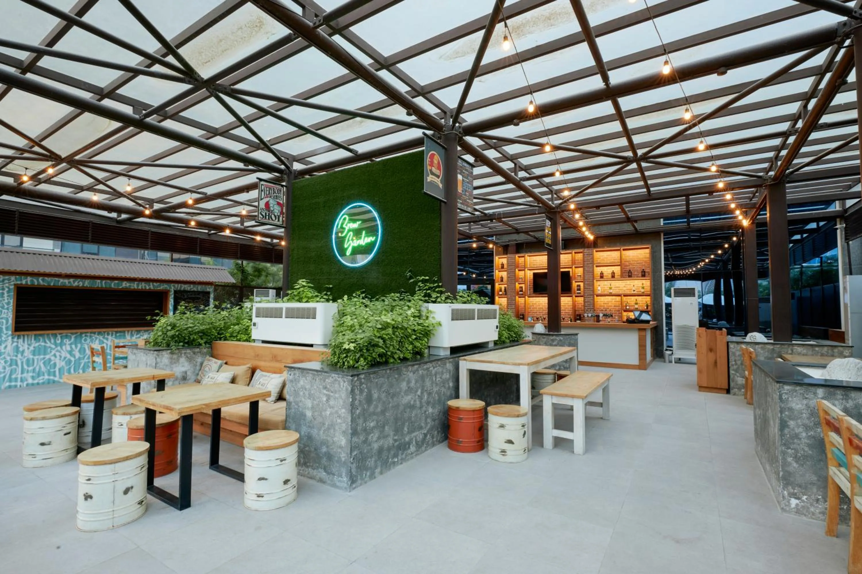 Restaurant/places to eat in Citymax Hotel Business Bay