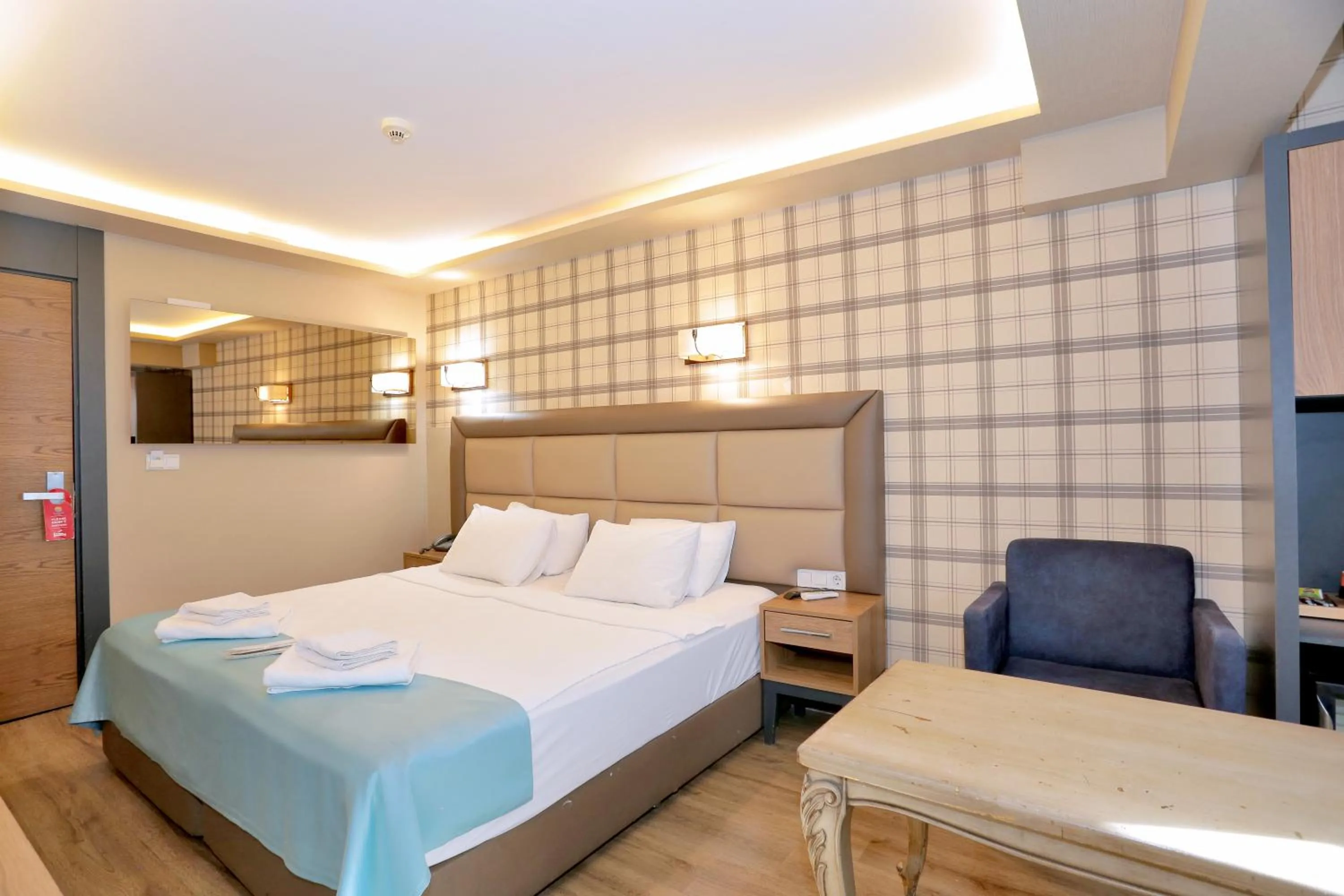 Living room, Bed in Turkuaz Hotel